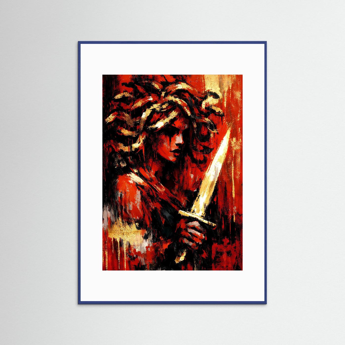Kunstposter Hochformat: abstraktes Feuerrot-Gold-Schwarz-Porträt, blauer Holzrahmen