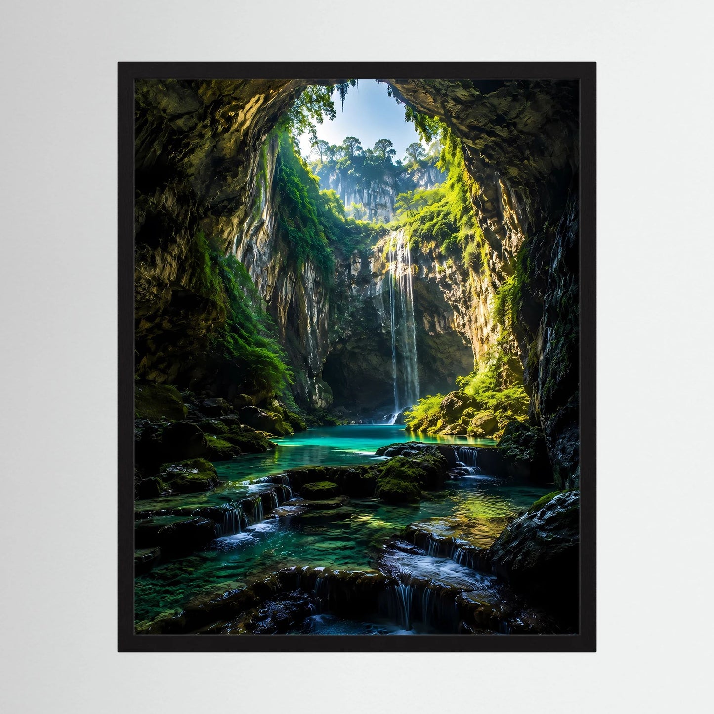 Kunstposter Hochformat in schwarzem Rahmen mit Dschungelhöhle, Wasserfall und türkisfarbenem Bach