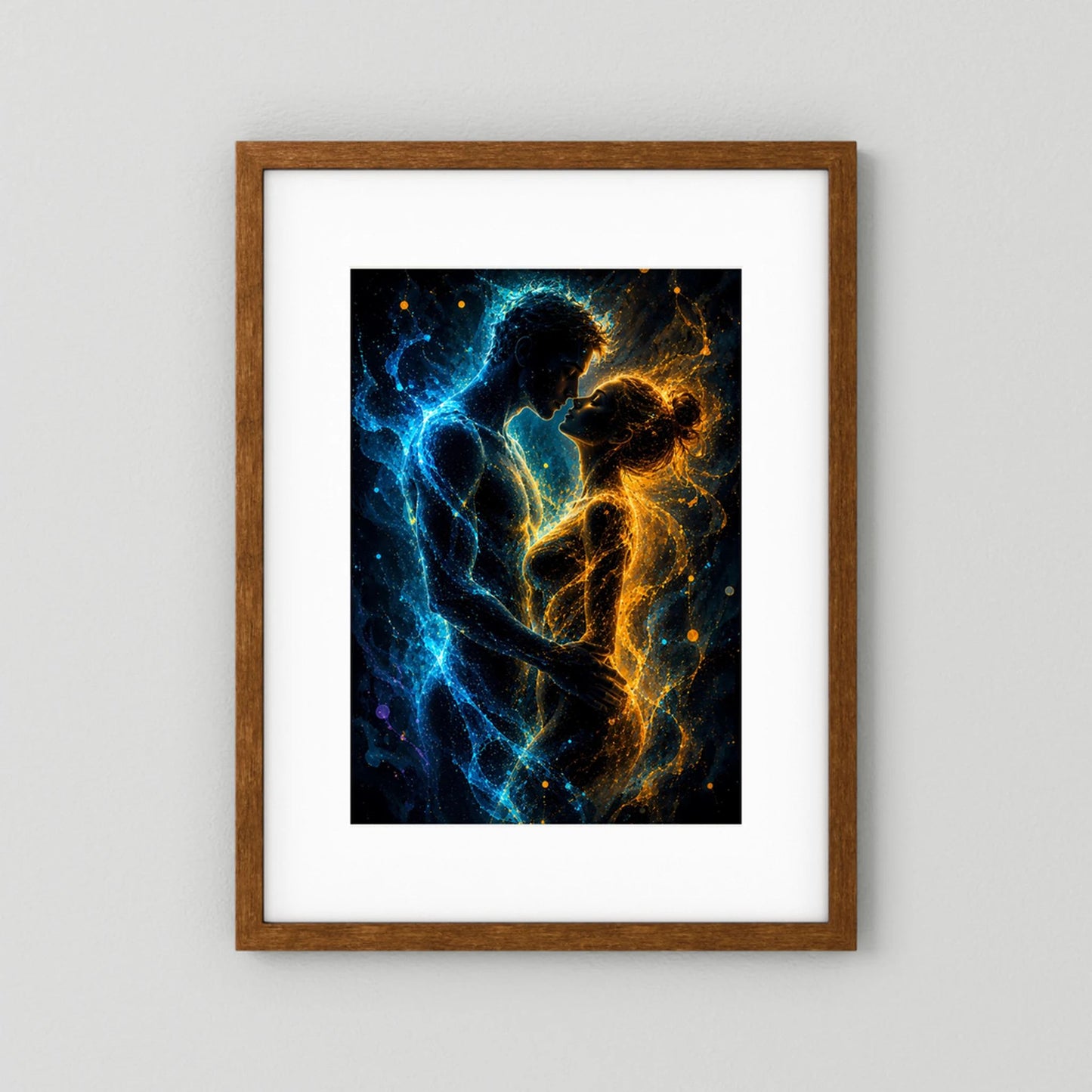 Hochformat-Poster mit abstraktem Liebespaar in Blau und Gold im braunen Holzrahmen