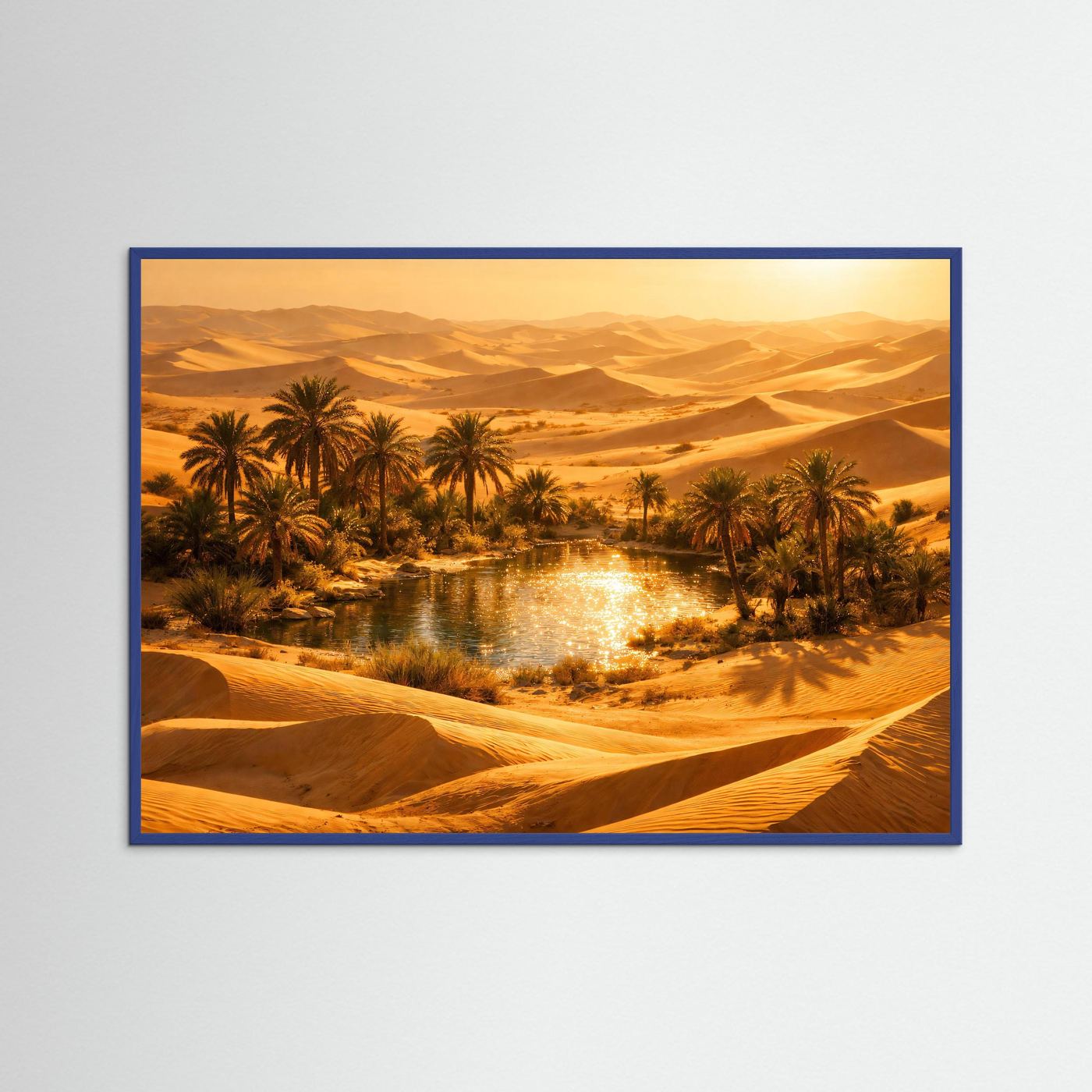 Panorama-Poster mit Palmen und Fluss in goldenen Wüsten-Dünen, blauer Rahmen