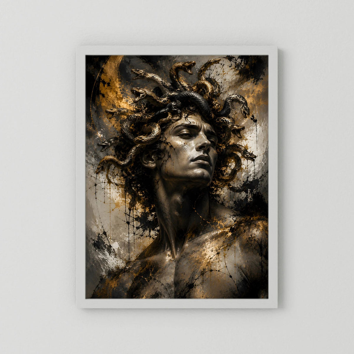 Kunstposter Hochformat mit Porträt, schwarze Locken und goldene Sprenkel, im weißen Rahmen