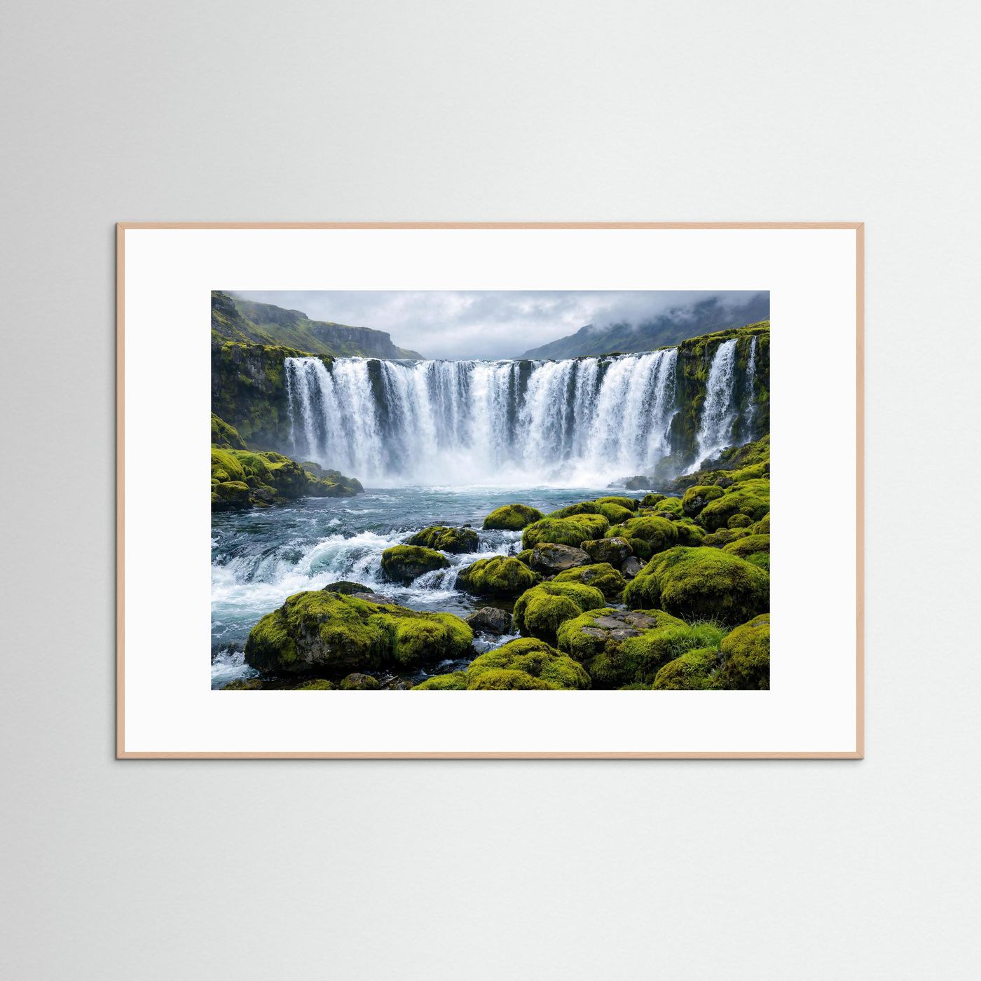Wasserfall-Poster (Panorama) mit moosgrünen Felsen und Holzrahmen, beige-braun