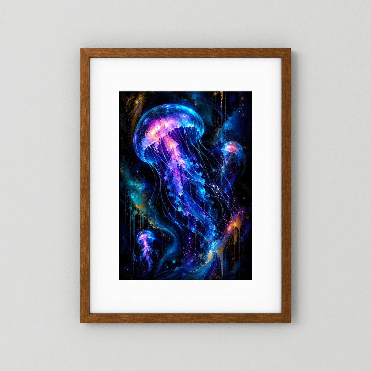 Poster im Hochformat mit leuchtenden Quallen in Neonblau und Violett, brauner Holzrahmen
