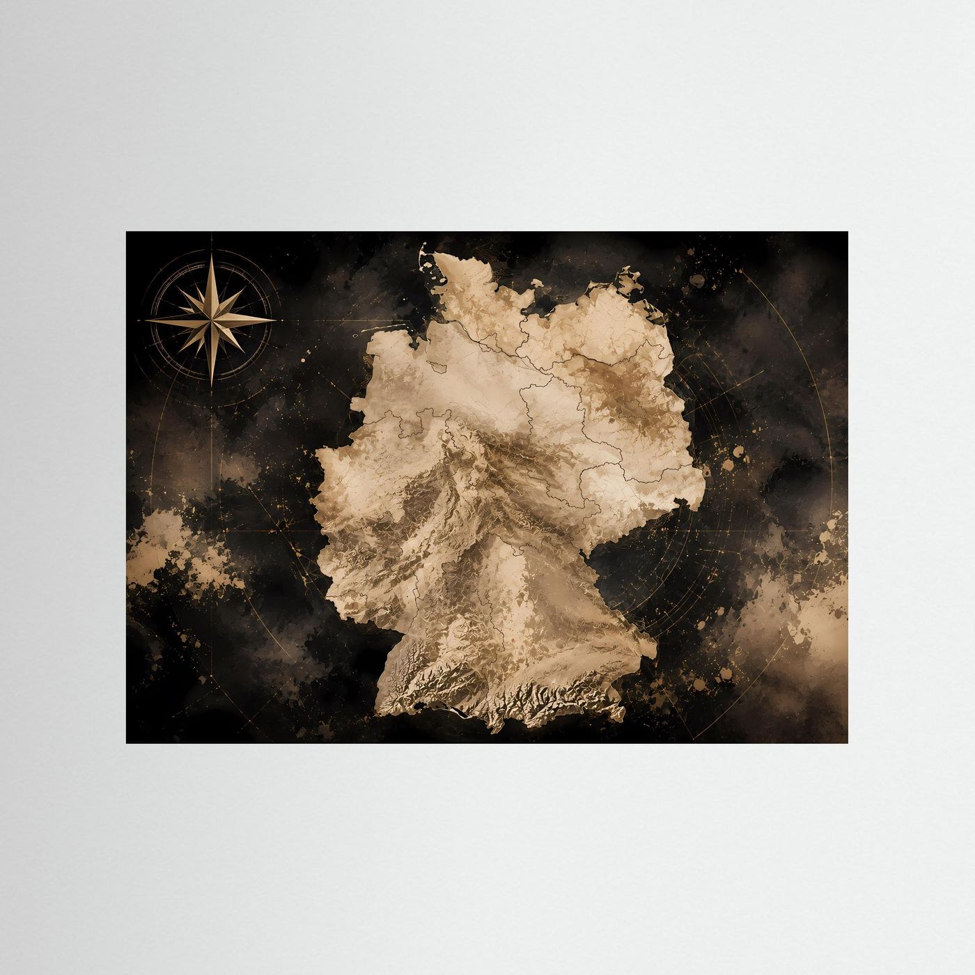 Poster Querformat mit abstrakter Deutschlandkarte in Beige, Schwarz und Gold, inkl. Kompass.