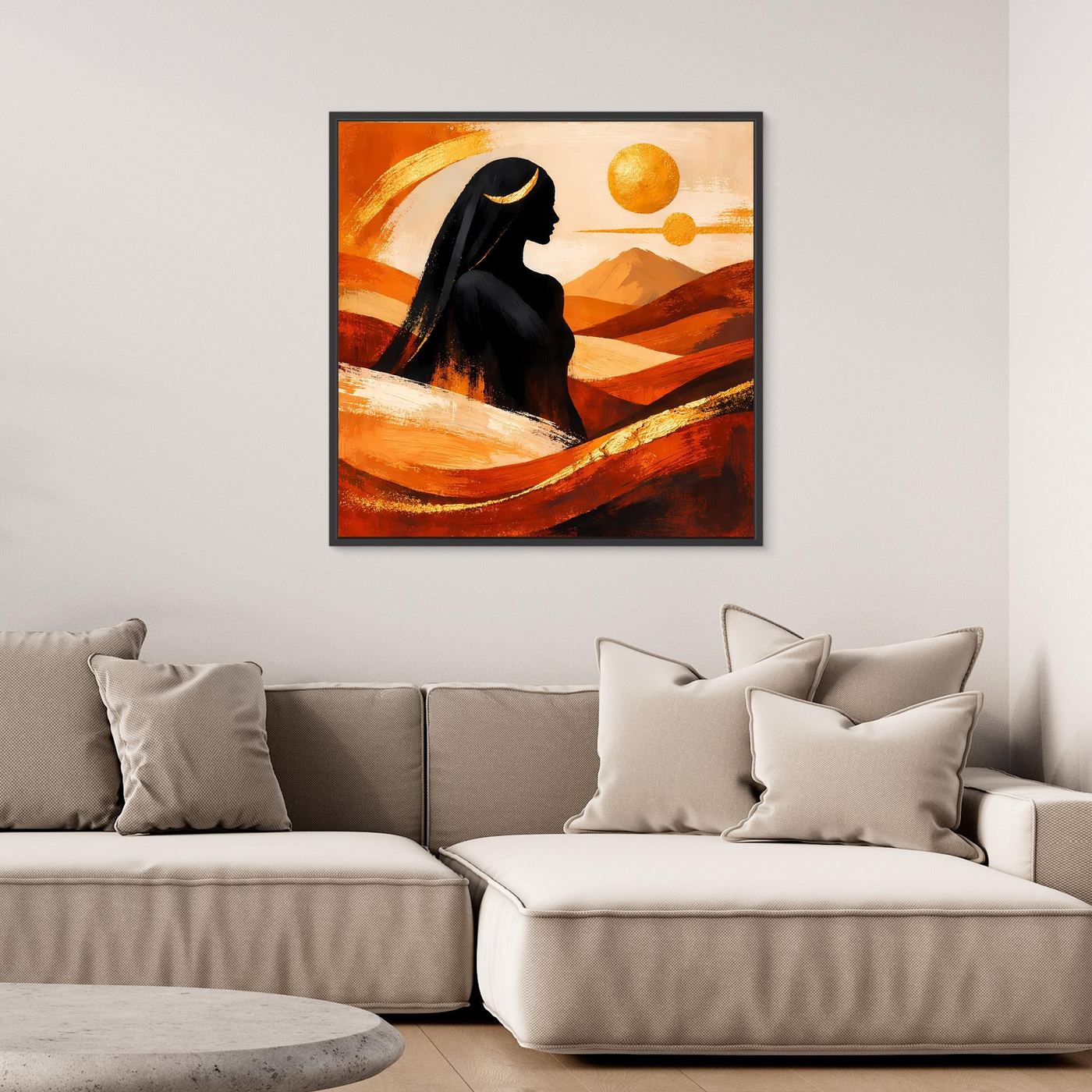 Leinwandbild mit schwarzer Frauenfigur im Wüstenmotiv, große Sonne, Gold & Terrakotta, schwarz gerahmt
