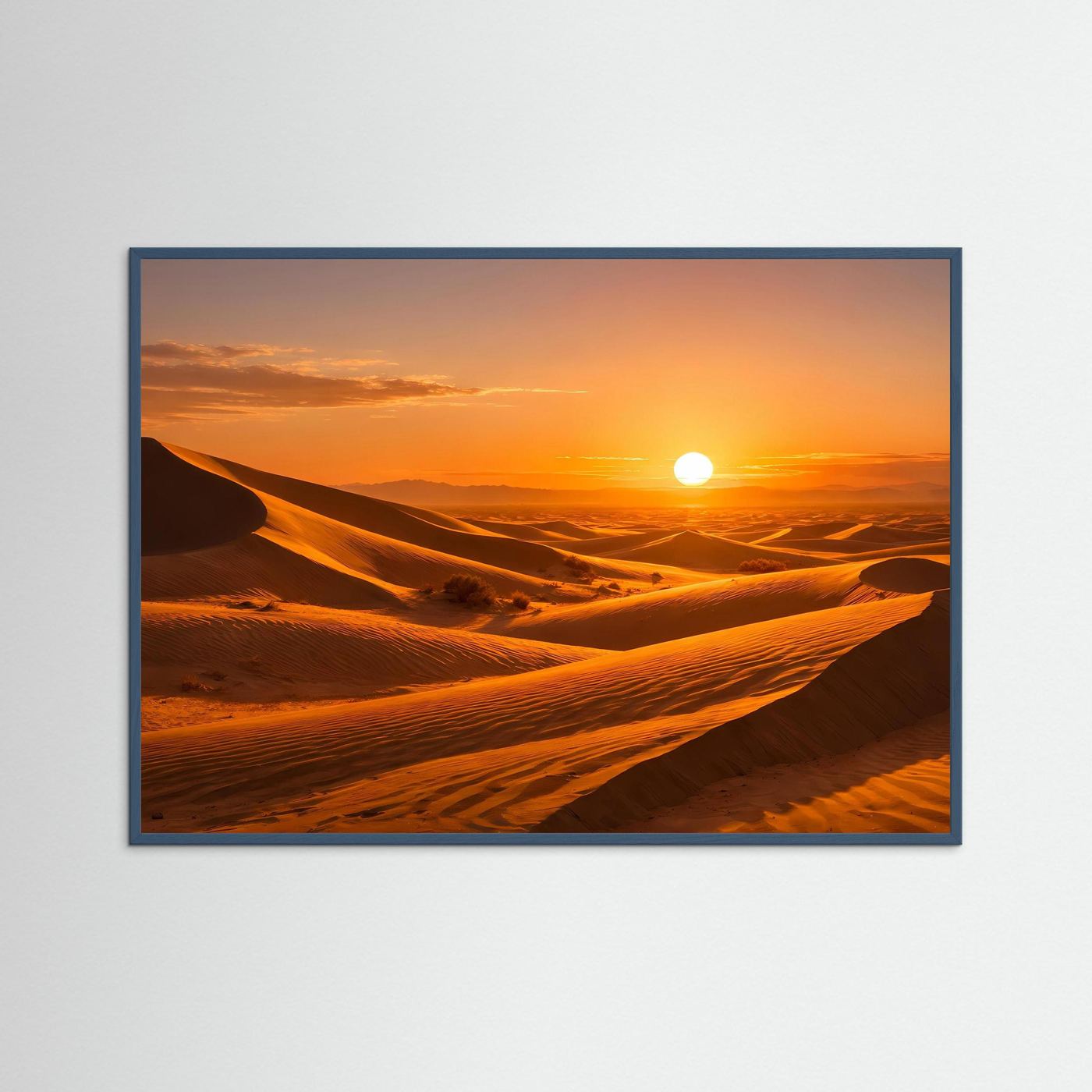 Querformatiges Wüstenpanorama-Poster mit grauem Rahmen: fließende Dünen im Abendlicht
