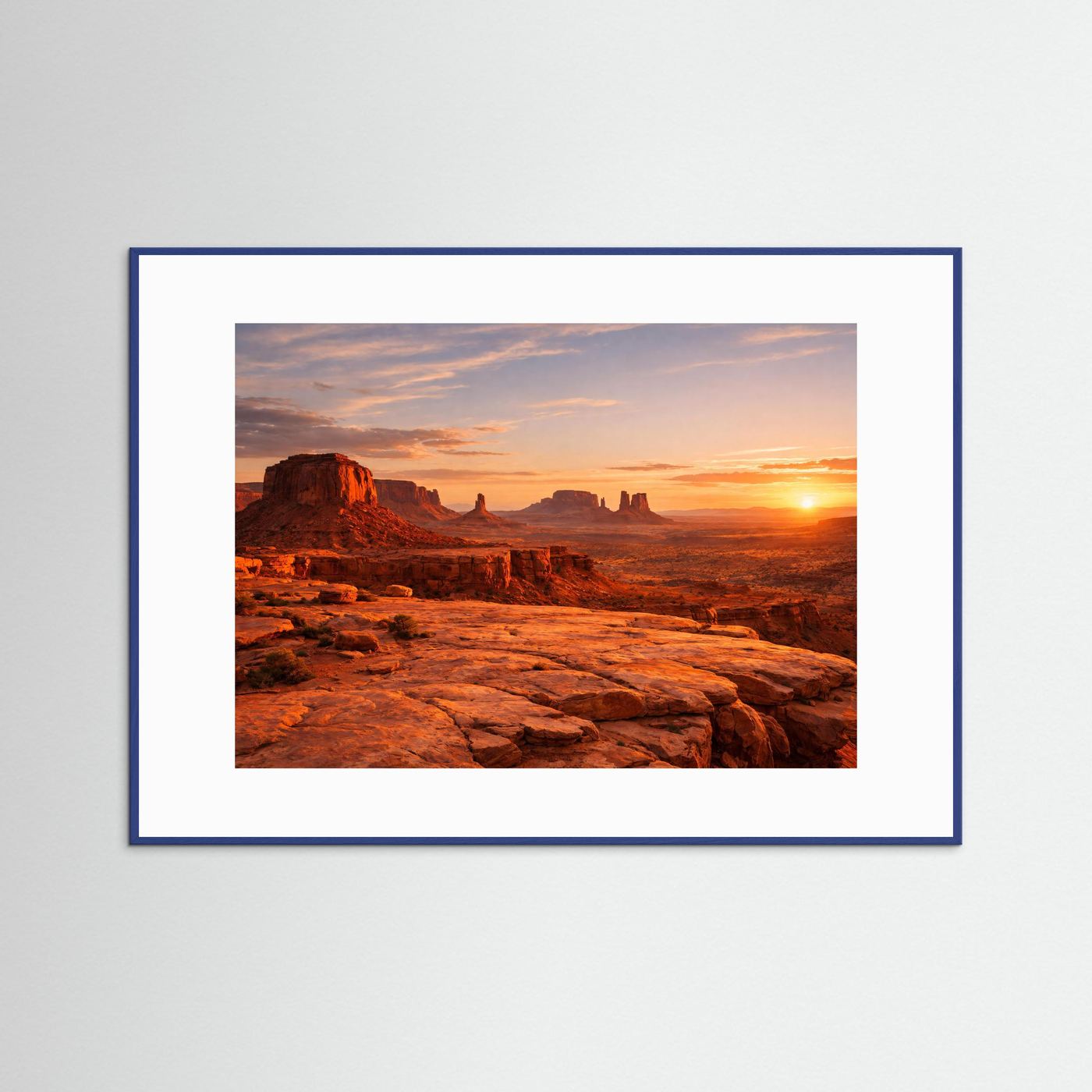 Poster im Querformat mit Landschaft bei Sonnenuntergang, blauer Holzrahmen