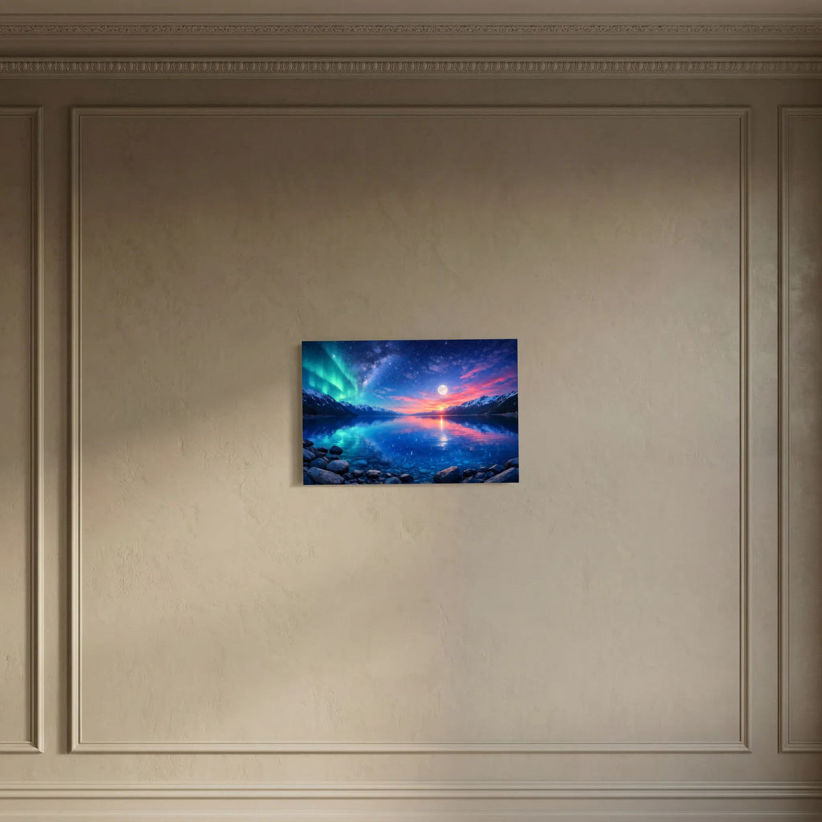 Wandbild im Querformat: Polarlicht, Mond und reflektierender See mit Bergsilhouetten