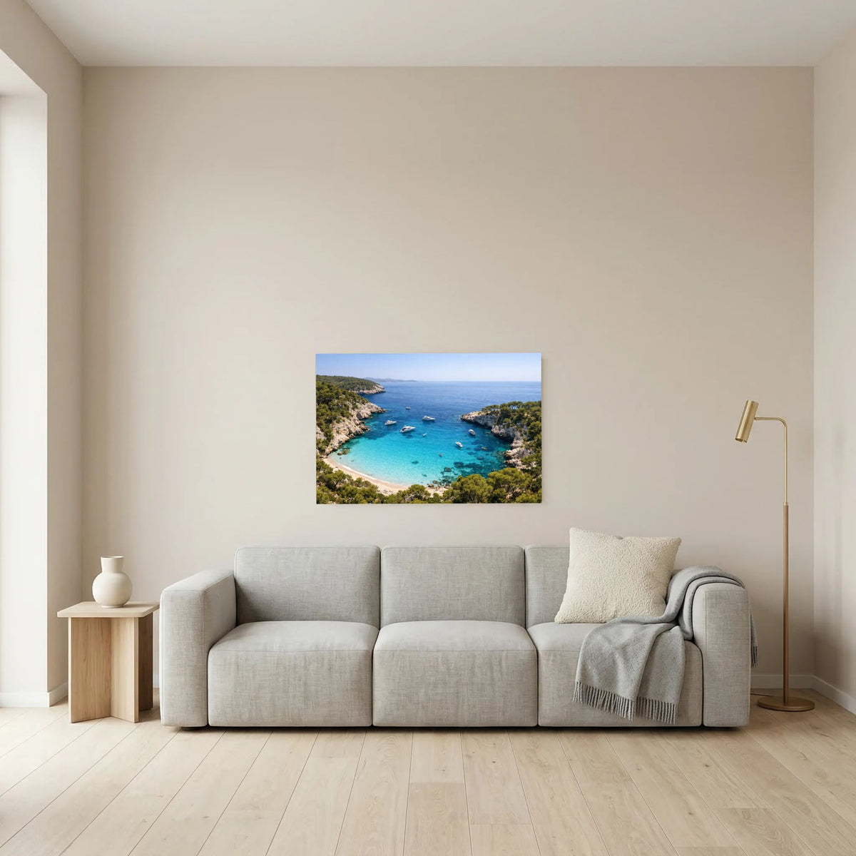 Poster an der Wand mit Blick auf die Küstenbucht, türkisfarbenes Wasser und Yachten