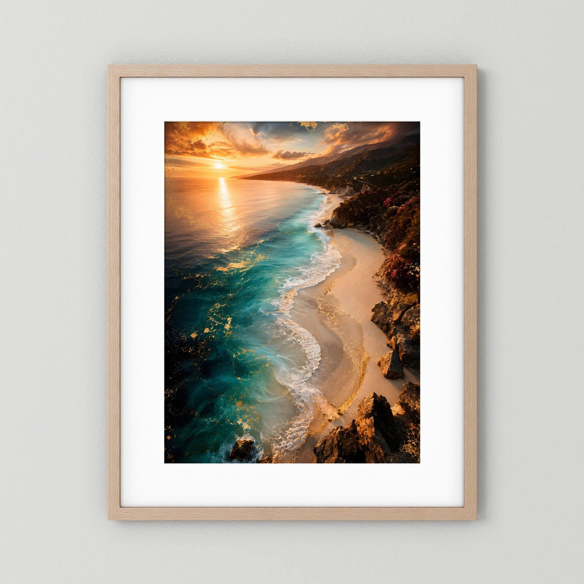 Hochformatiges Landschaftsposter mit Strand und Küste, türkisblaues Meer, naturholzfarbener Rahmen.
