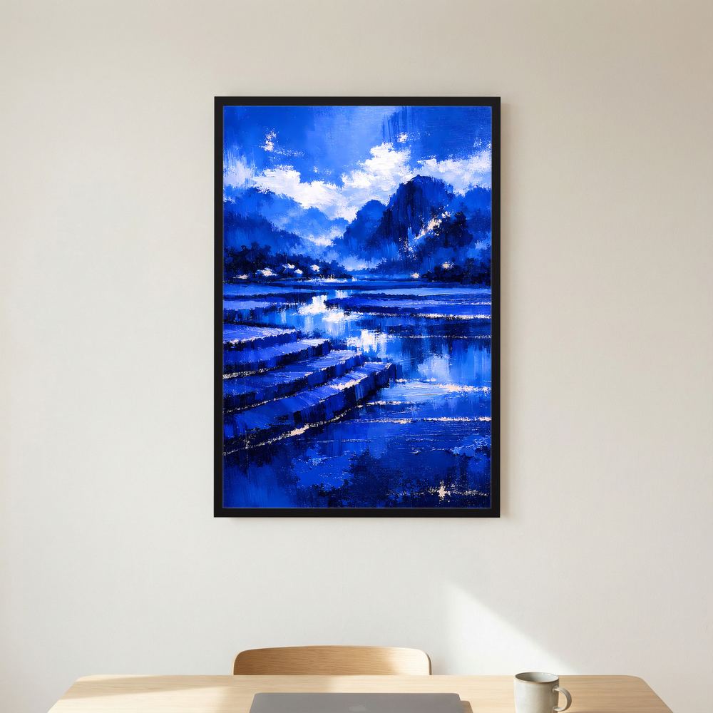 Poster mit blauem Landschaftsmotiv, schwarzer Rahmen, See mit Spiegelung