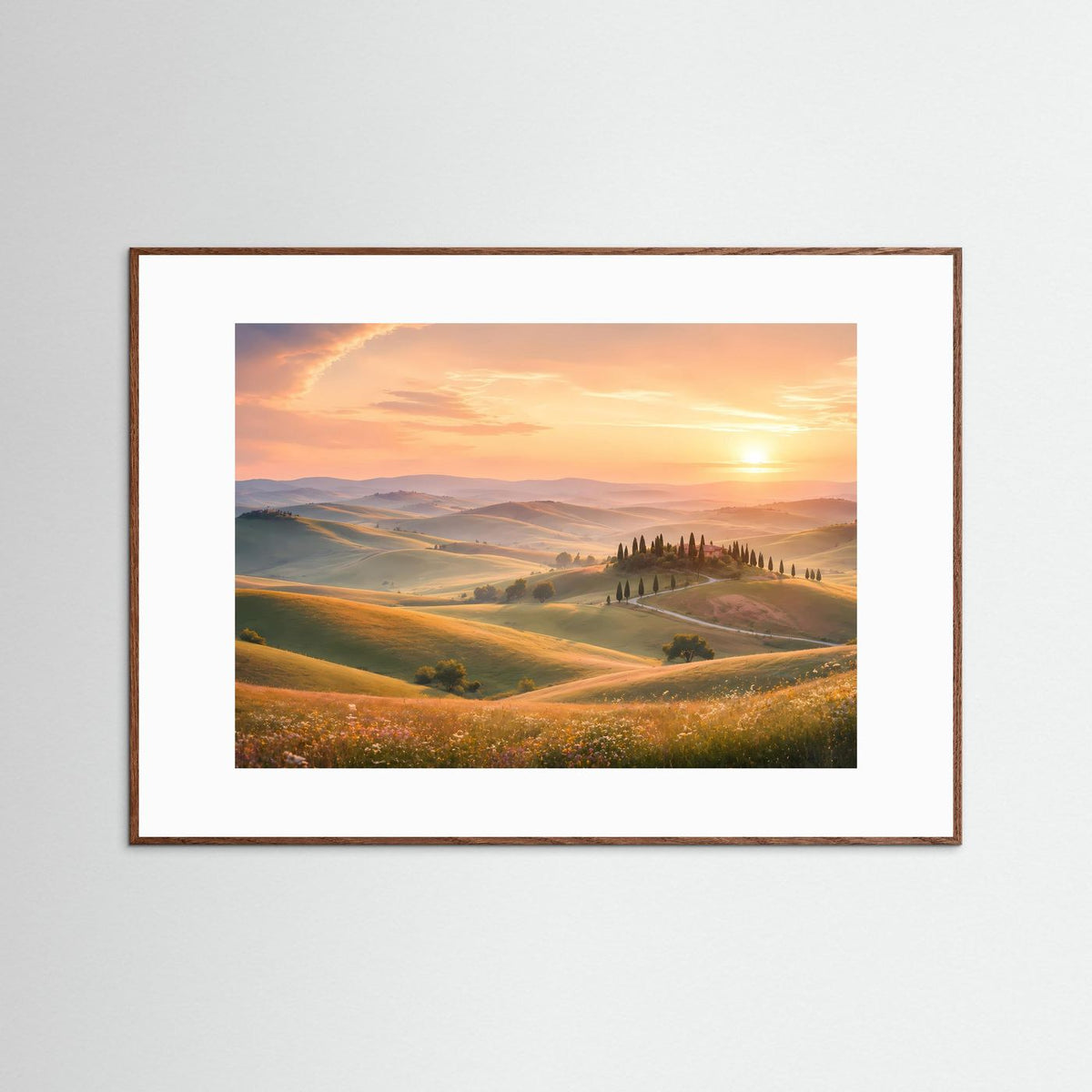 Landschaftsposter Querformat: Sonnenuntergang über Hügeln mit Zypressen, dunkelbraun gerahmt
