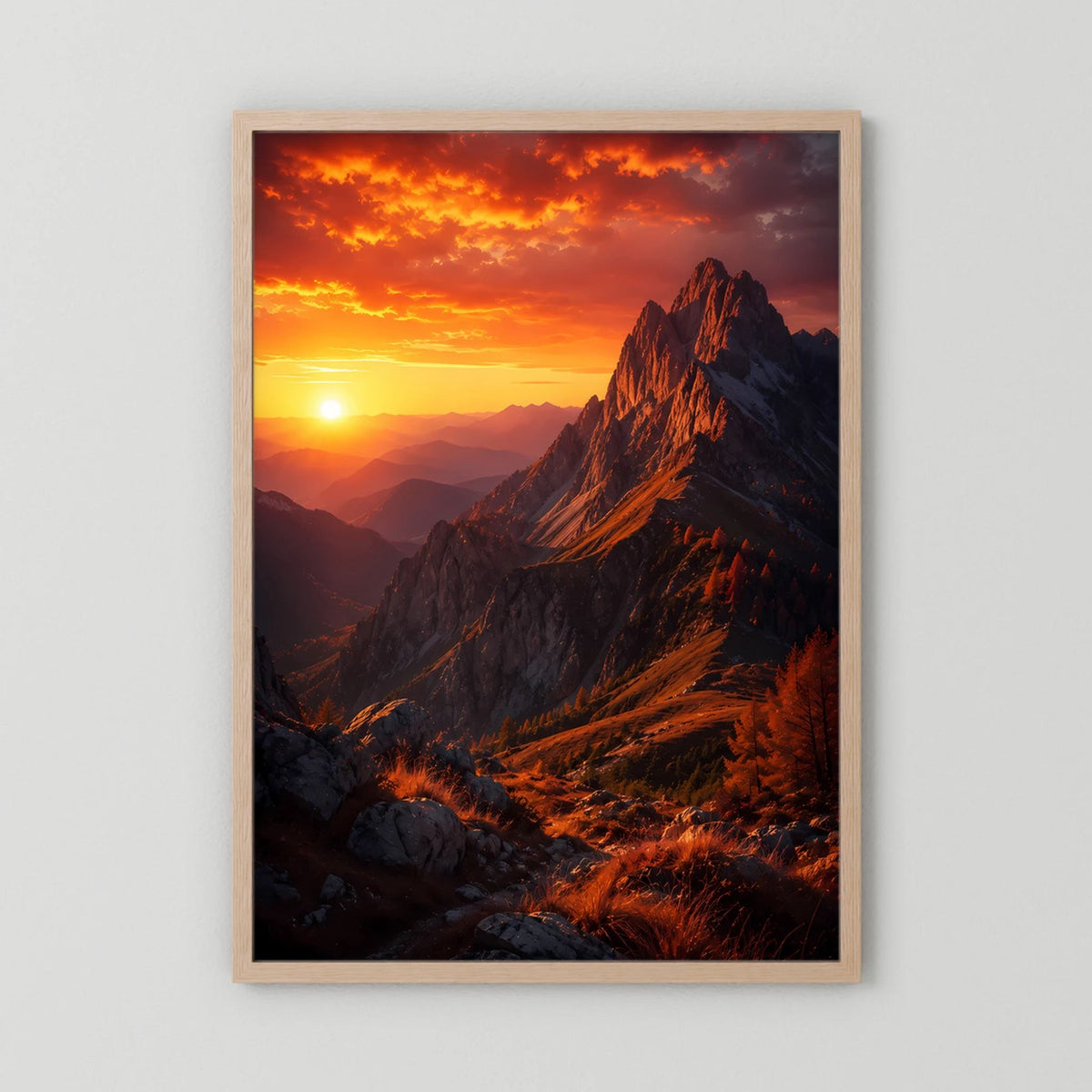 Poster im Hochformat mit Berggipfeln bei Sonnenuntergang, heller Holzrahmen