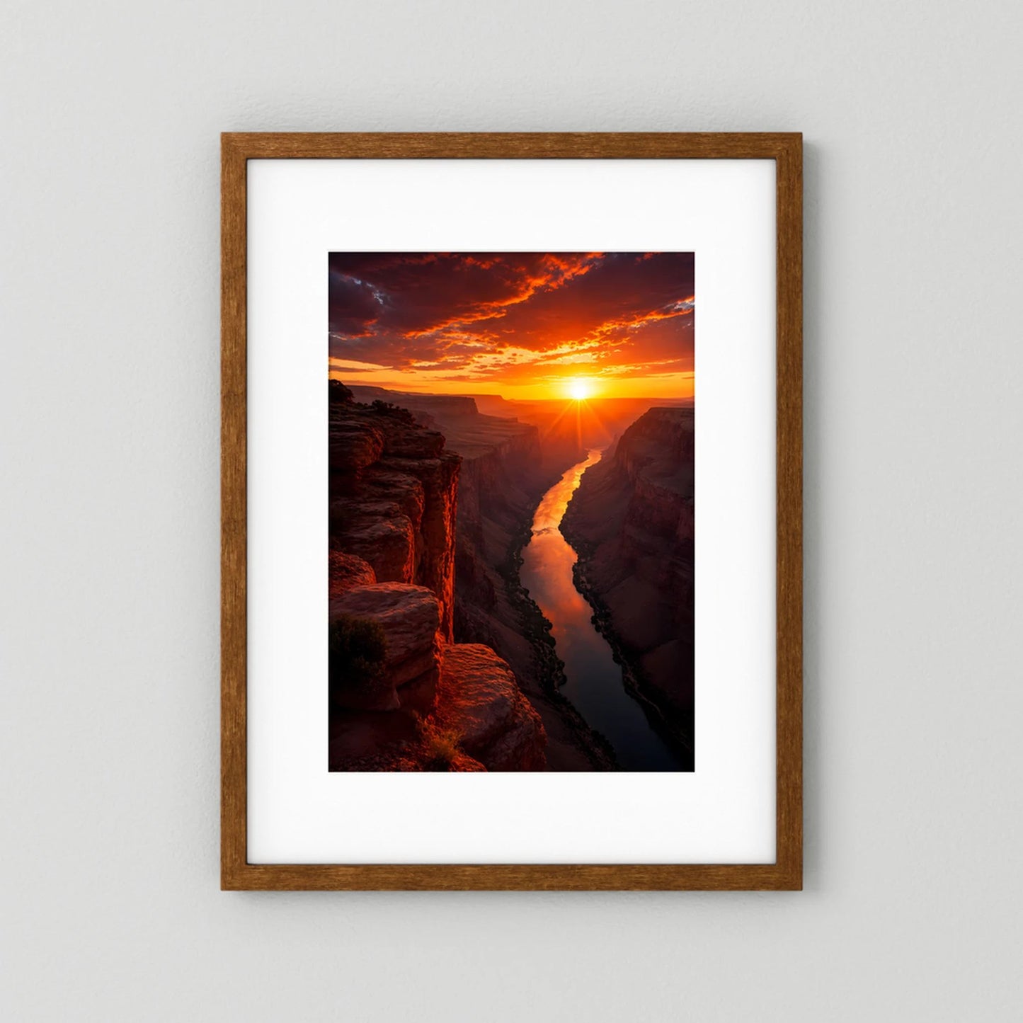 Poster im Hochformat mit braunem Holzrahmen und weißem Rand: Schlucht und Fluss im Abendlicht