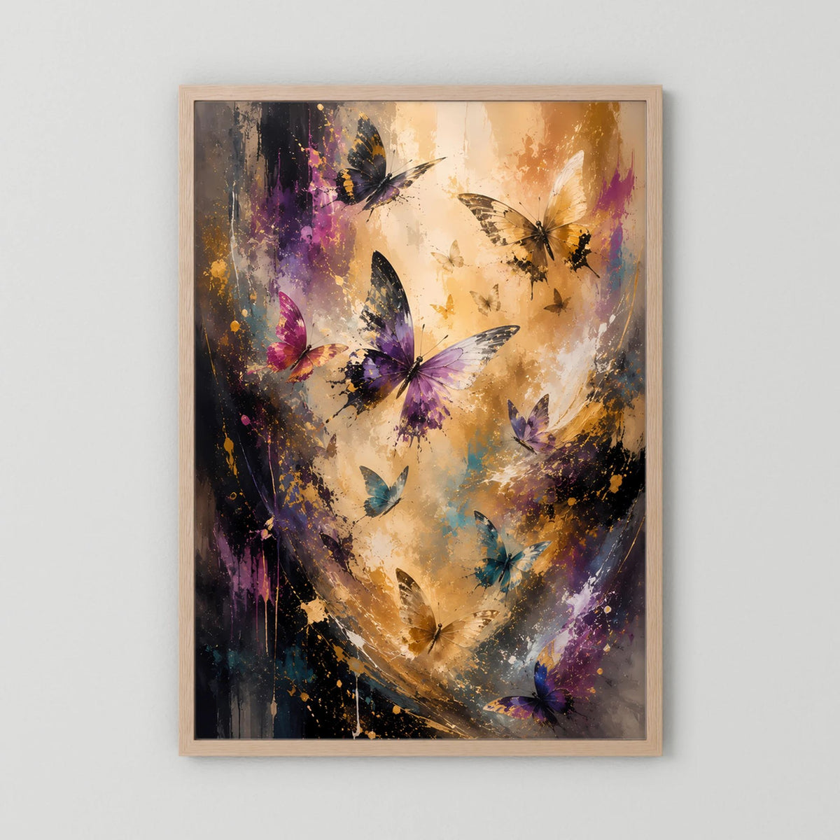 Schmetterlingsposter Hochformat im hellen Holzrahmen, abstrakte Schmetterlinge in Gold und Violett