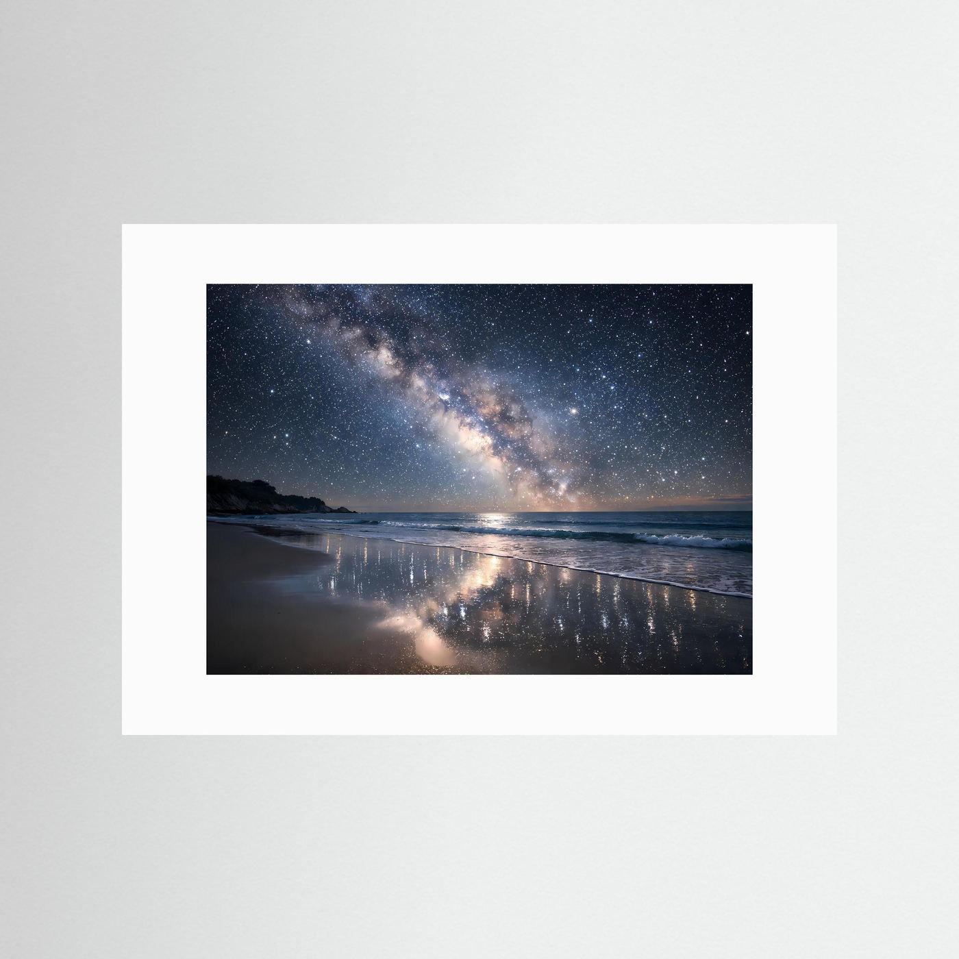Horizontales Poster mit Milchstraße über Strand und spiegelndem Meer, weiß hinterlegt.