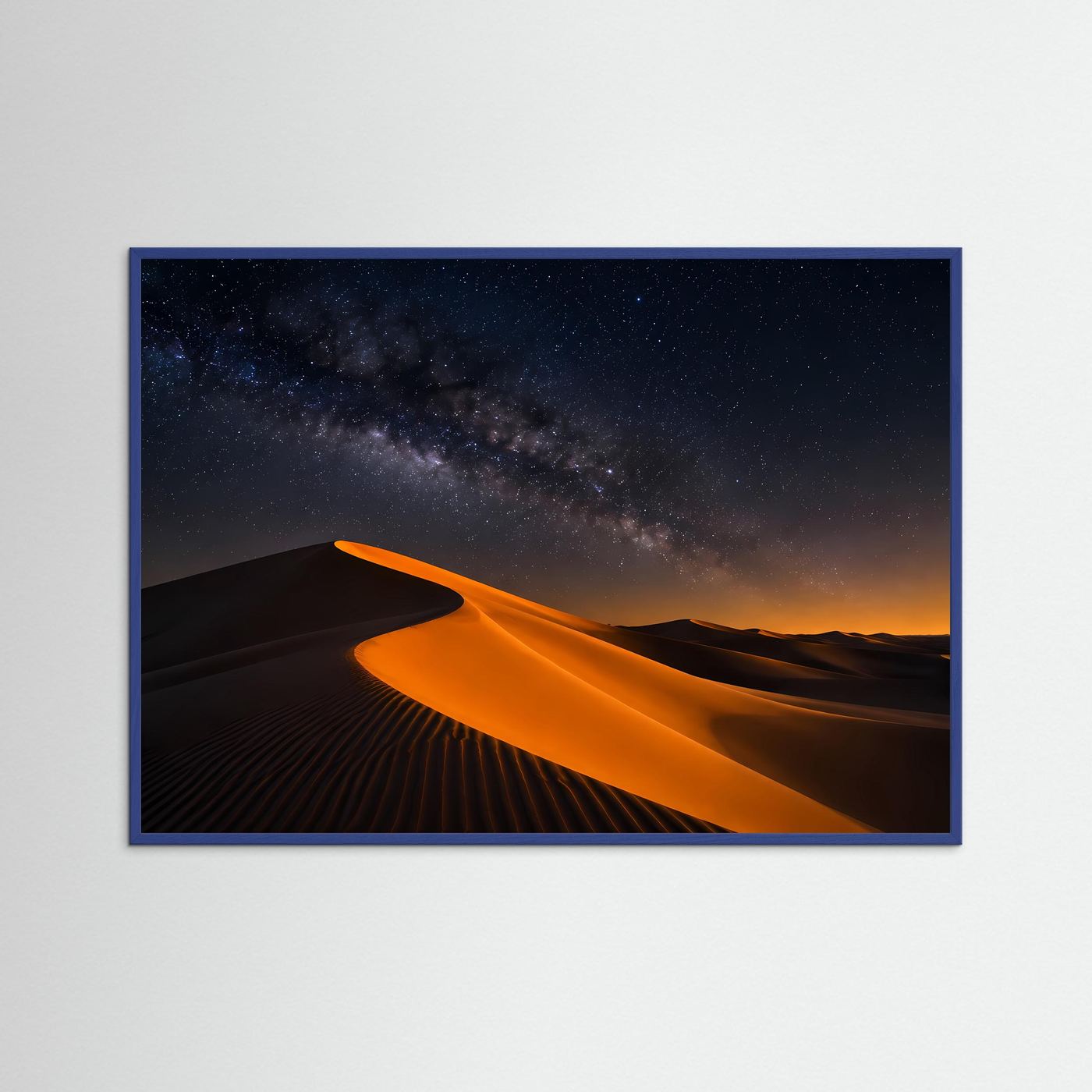 Poster im Querformat mit Wüstendünen, orangefarbenem Licht und Milchstraßenhimmel, blauer Rahmen