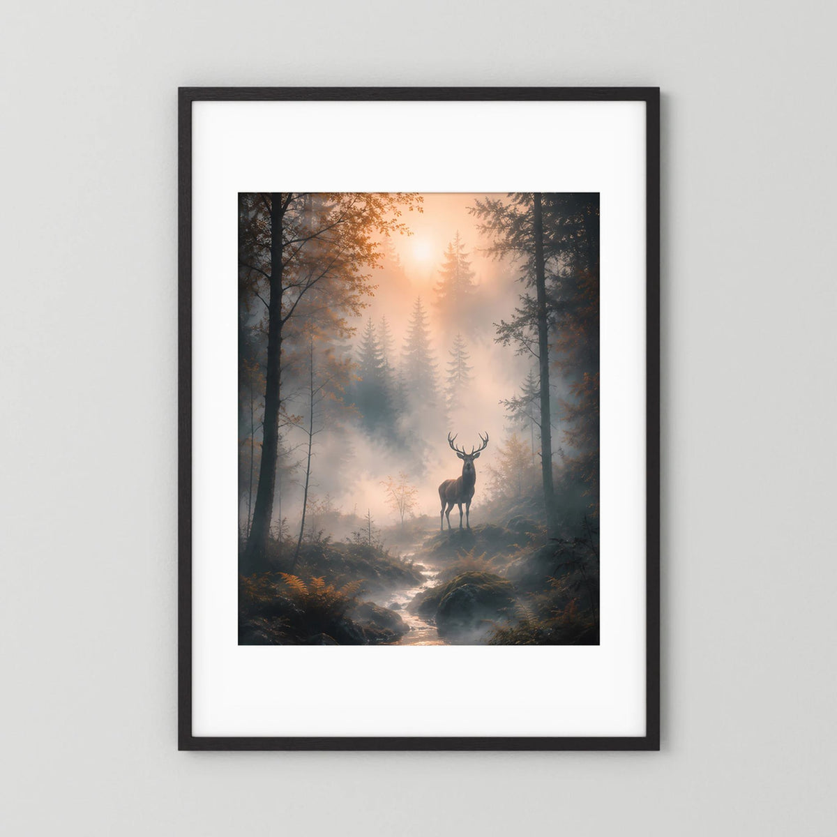 Kunstposter im Hochformat: Hirsch im Nebelwald bei Sonnenaufgang, Waldweg und Bachlauf, schwarzer Rahmen