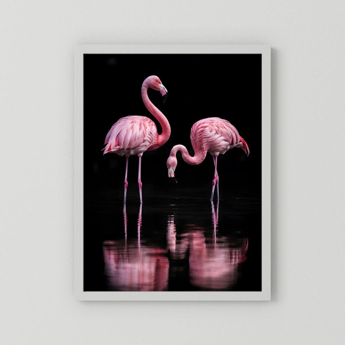 Hochformatiges Poster mit zwei rosa Flamingos in weißem Rahmen; schwarze Fläche mit Spiegelung