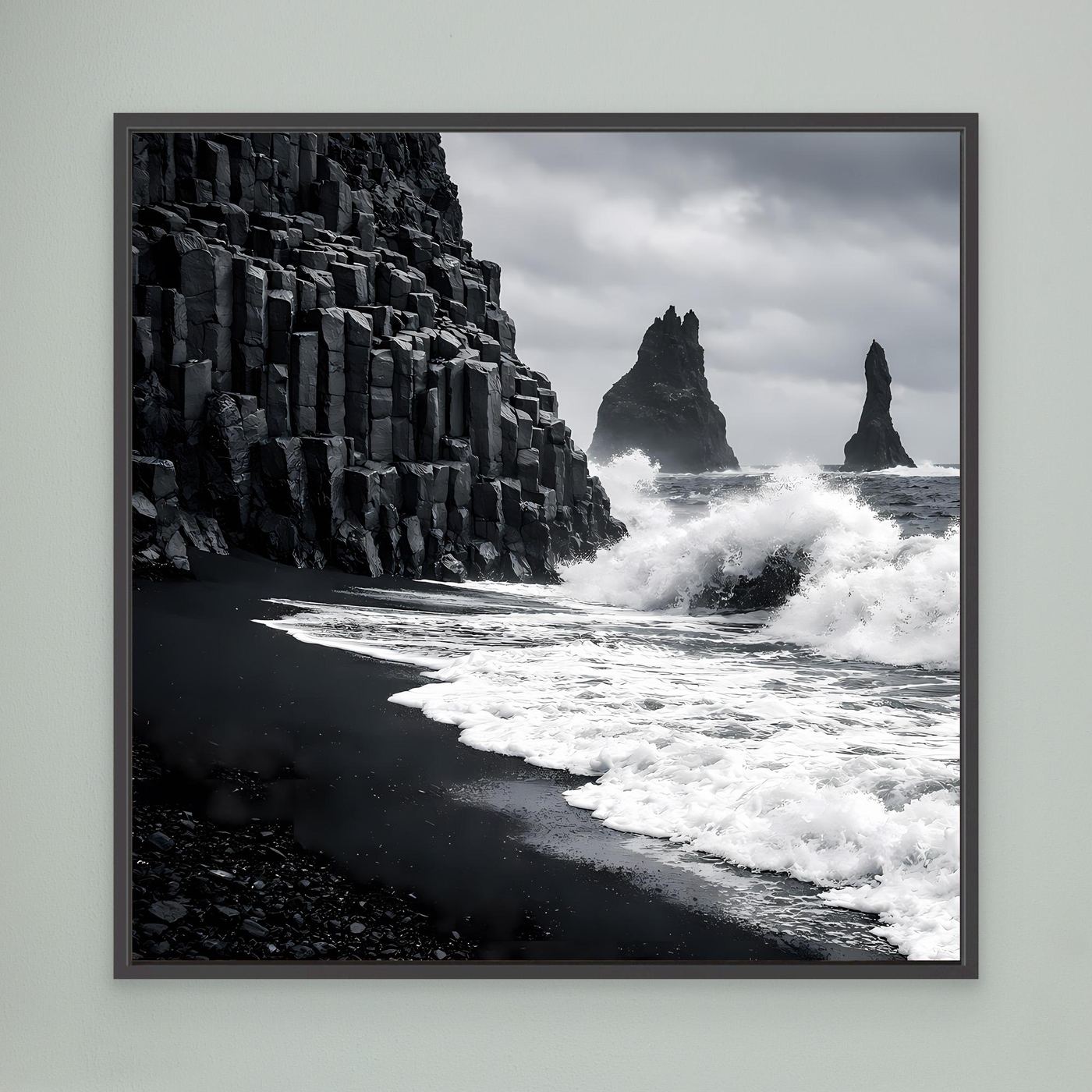 Leinwandbild mit schwarz-weißem Strand und Felsnadeln, schwarz gerahmt