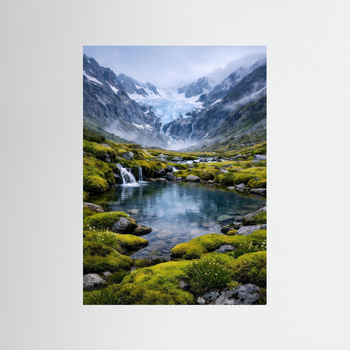 Gletscher-Bergbach-Poster mit moosiger Landschaft und hohen Bergen im Hochformat