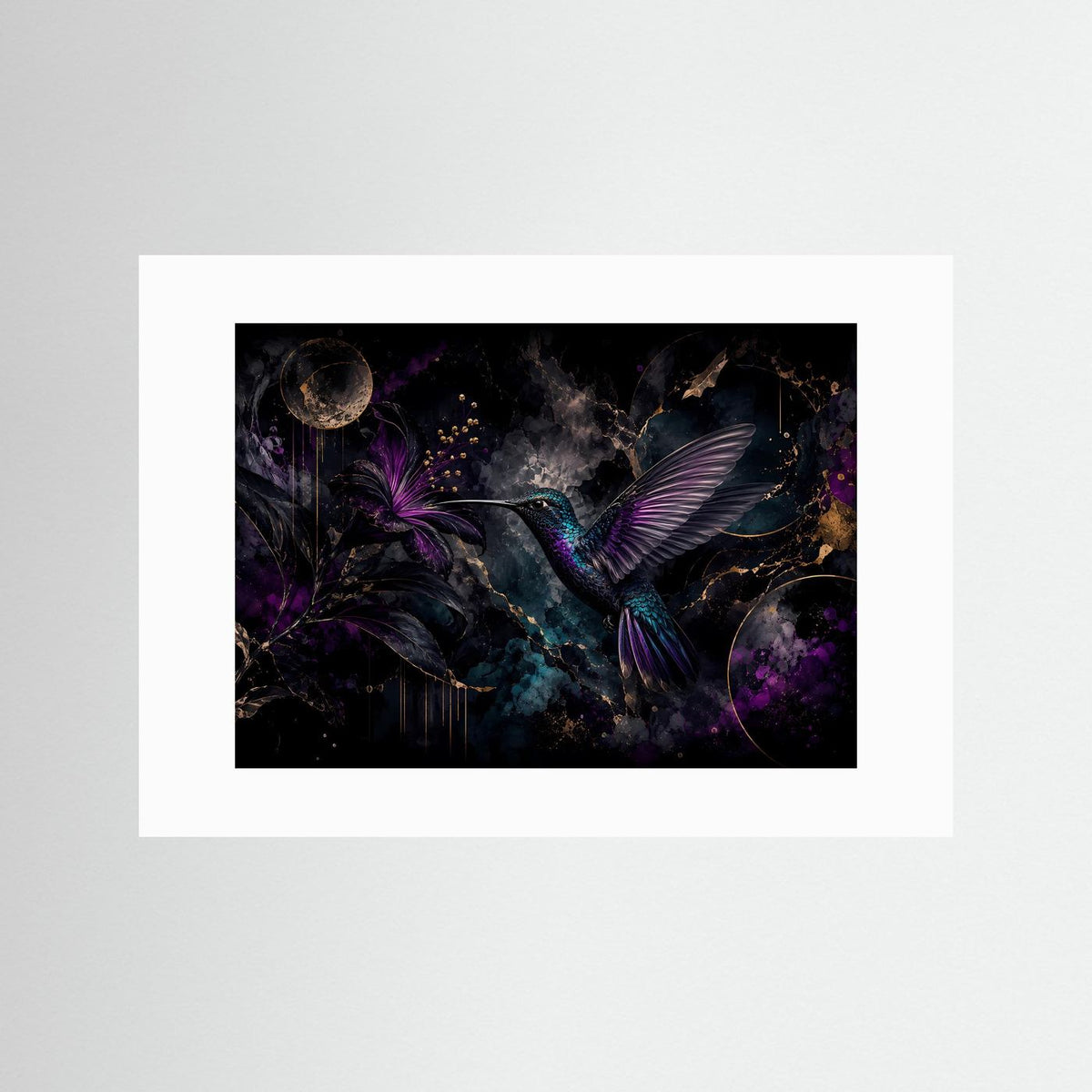 Poster mit Kolibri und lila Blüte im weißen Passepartout, abstrakte botanische Wandkunst