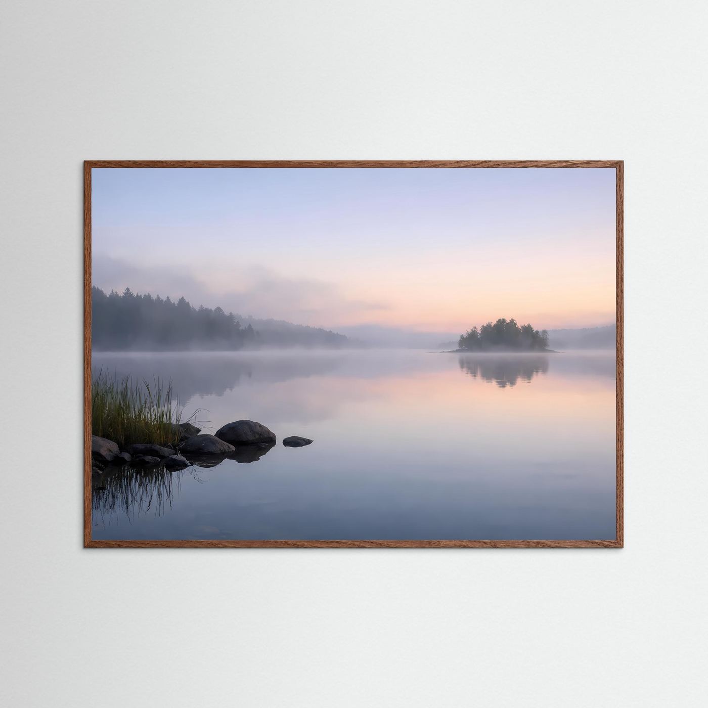 Mystischer Nebelsee am Morgen | Ruhige Waldlandschaft in Pastell