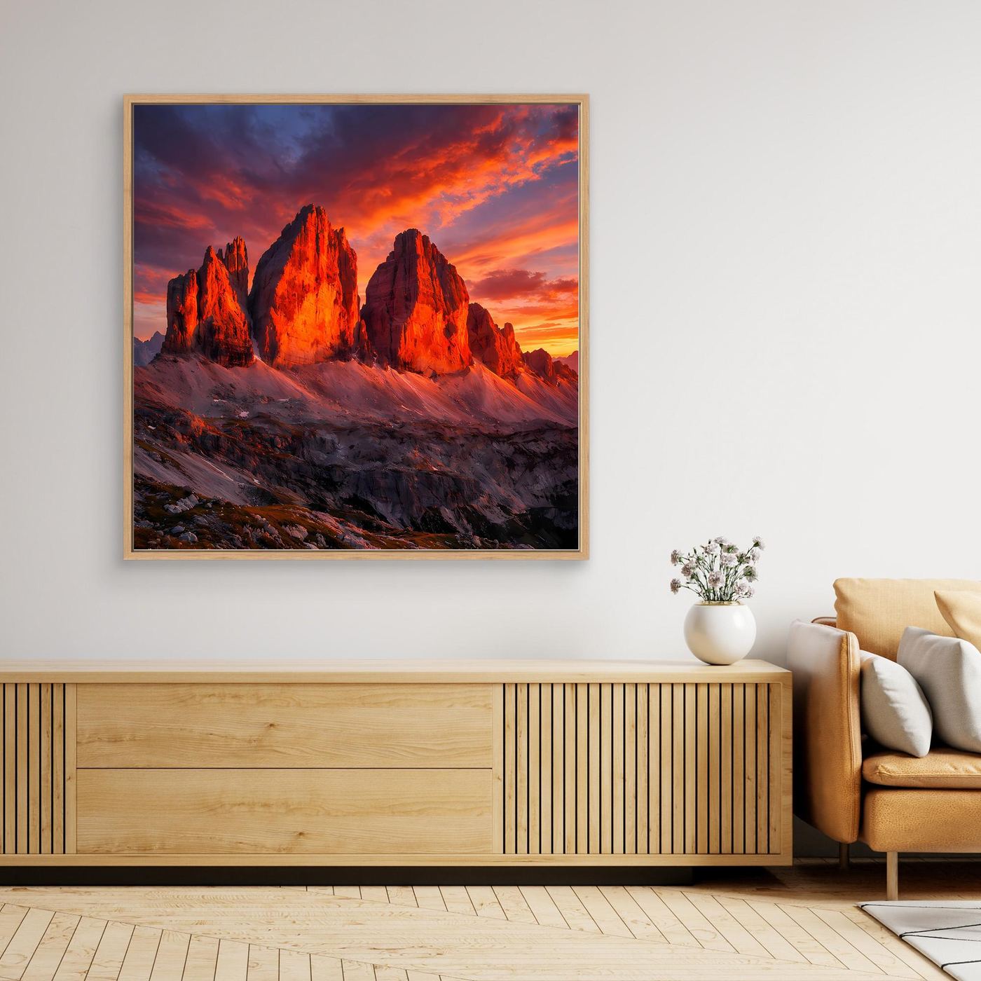 Leinwandbild mit Bergsilhouetten bei Alpenglühen in Orange und Blau, mit hellem Holzrahmen