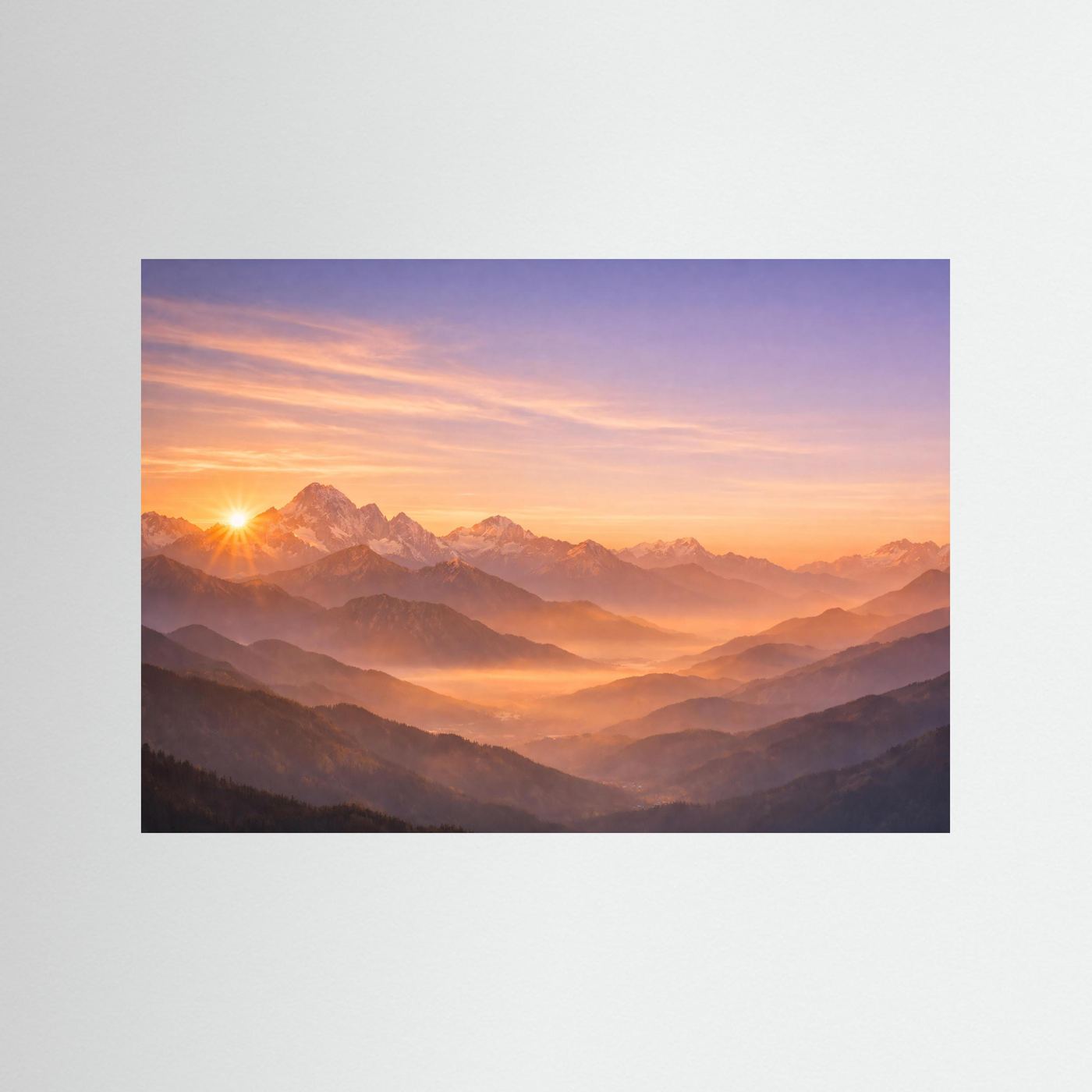 Querformatiges Poster mit Sonnenaufgang über den Alpen und weiten Bergtälern