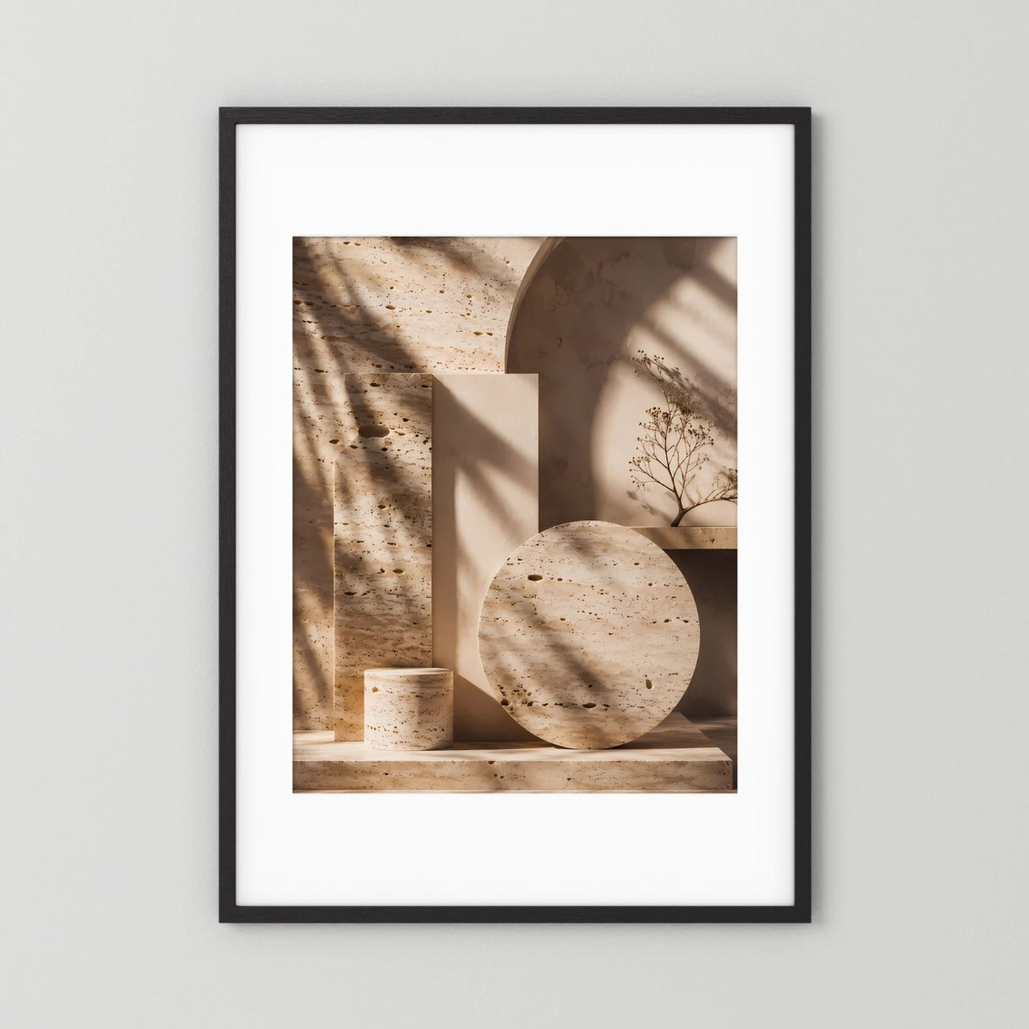 Hochformat-Poster mit Travertin-Formen in Beige und Creme, schwarzer Rahmen mit weißem Rand