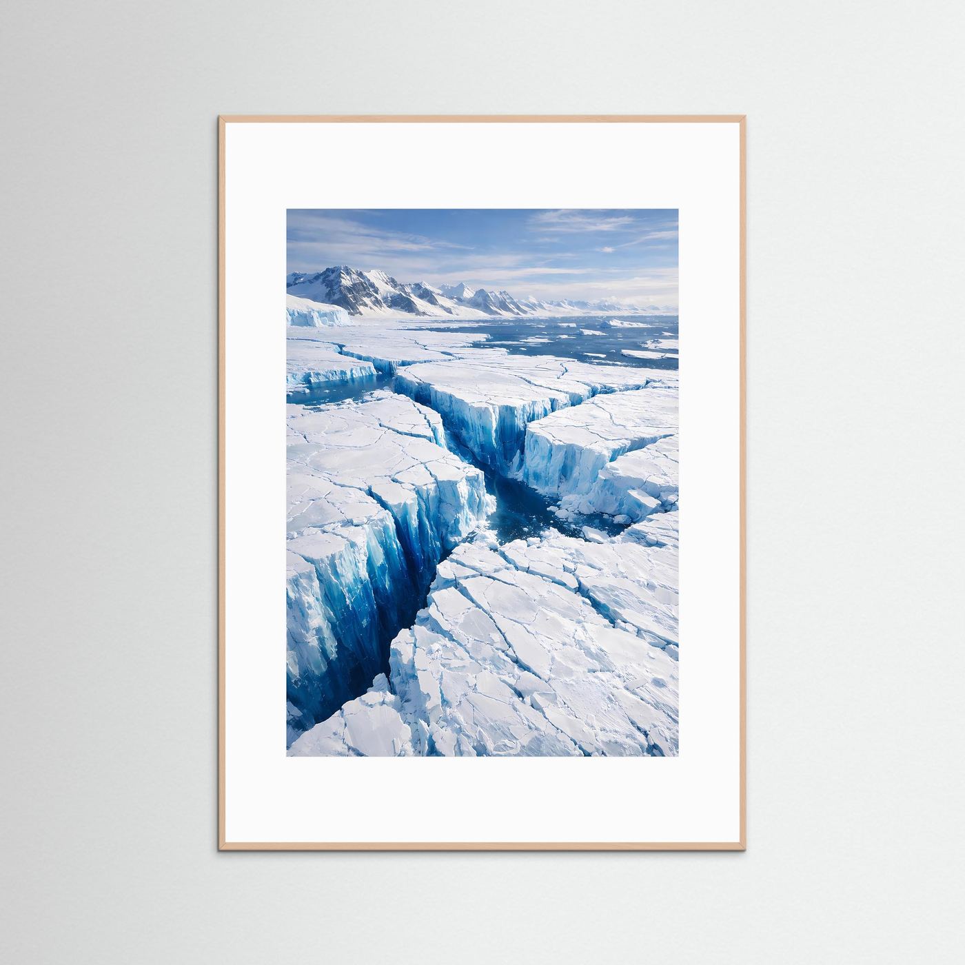 Hochformatiges Eisberge-Poster mit hellem Holzrahmen und weißem Passepartout