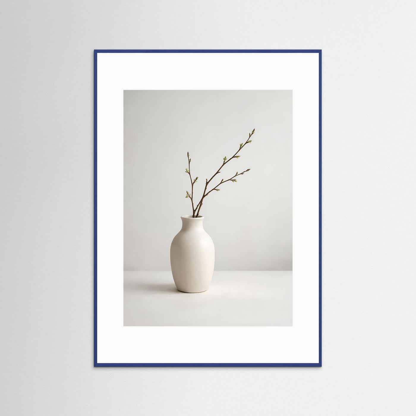 Stillleben-Poster mit cremeweißer Vase und Frühlingszweig, blau gerahmt