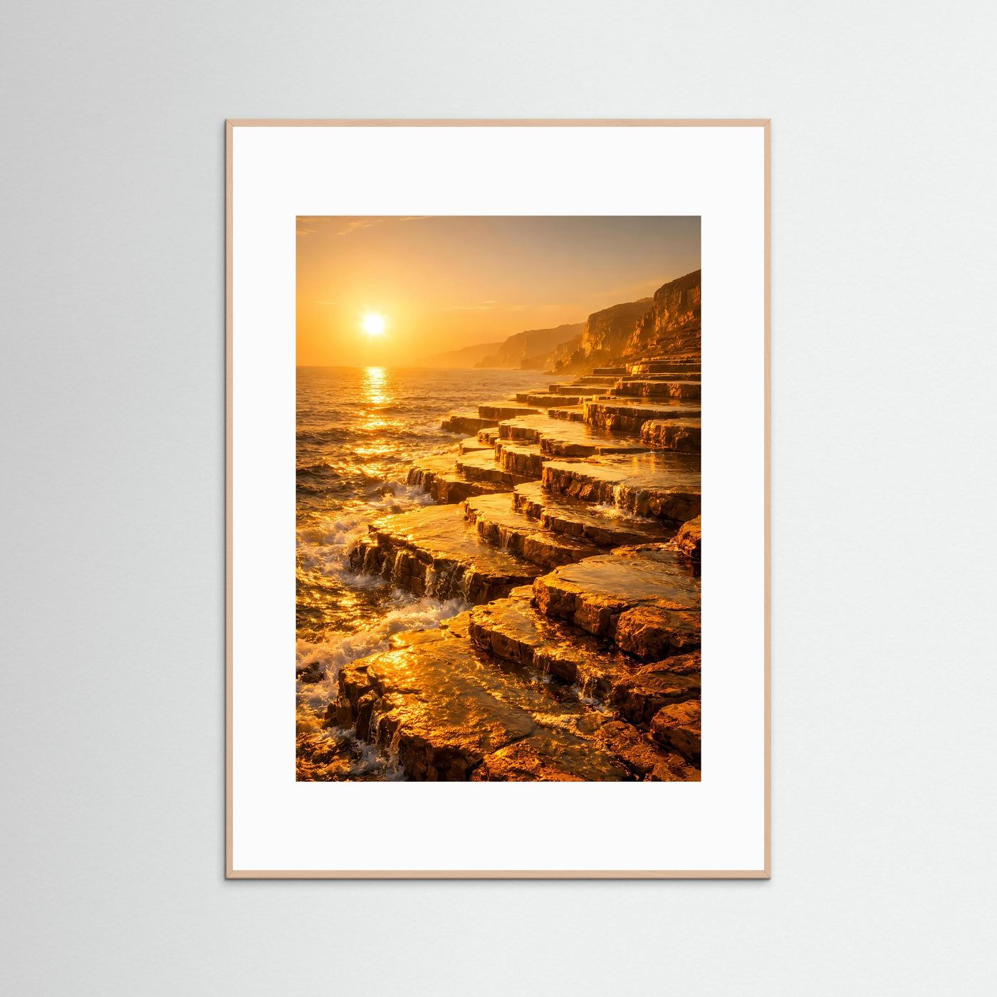 Küsten-Poster im Hochformat mit Sonnenaufgang über dem Meer und Felsklippen, weißer Rahmen