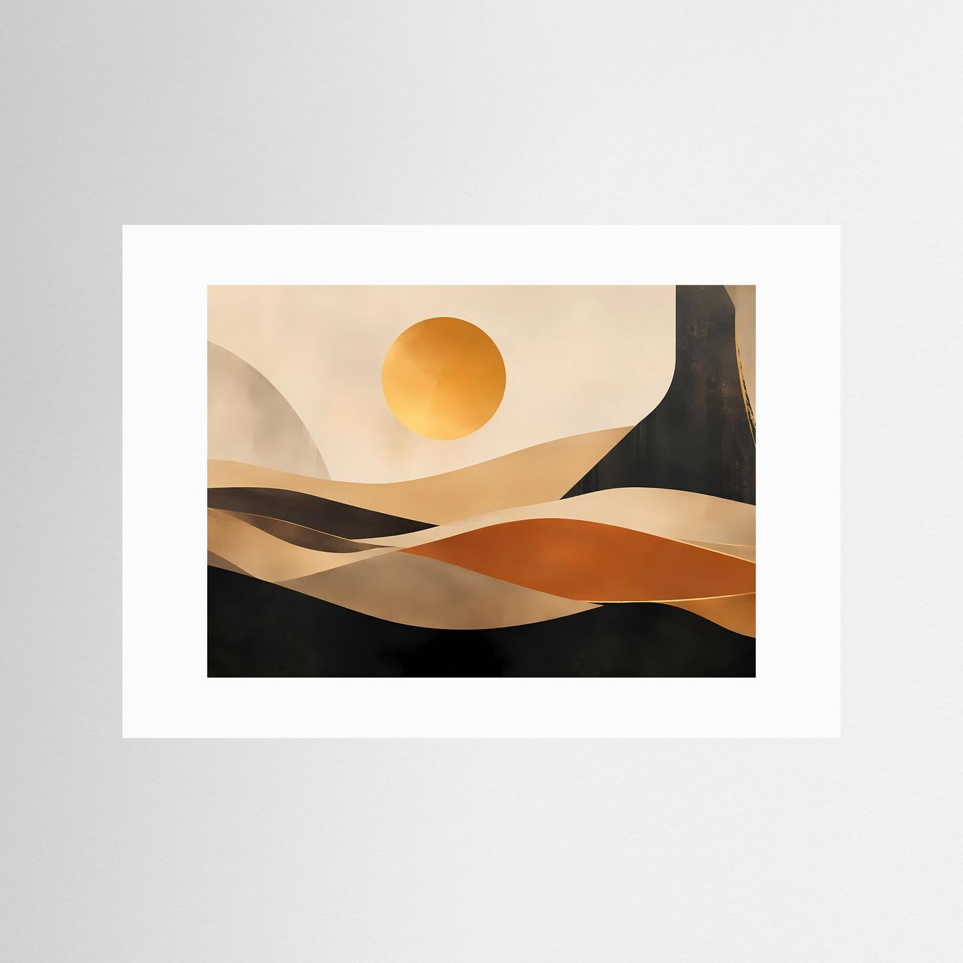 Abstraktes Wüstenlandschafts-Poster mit Sonne und Dünen in Beige, Schwarz und Terrakotta, weiß hinterlegt