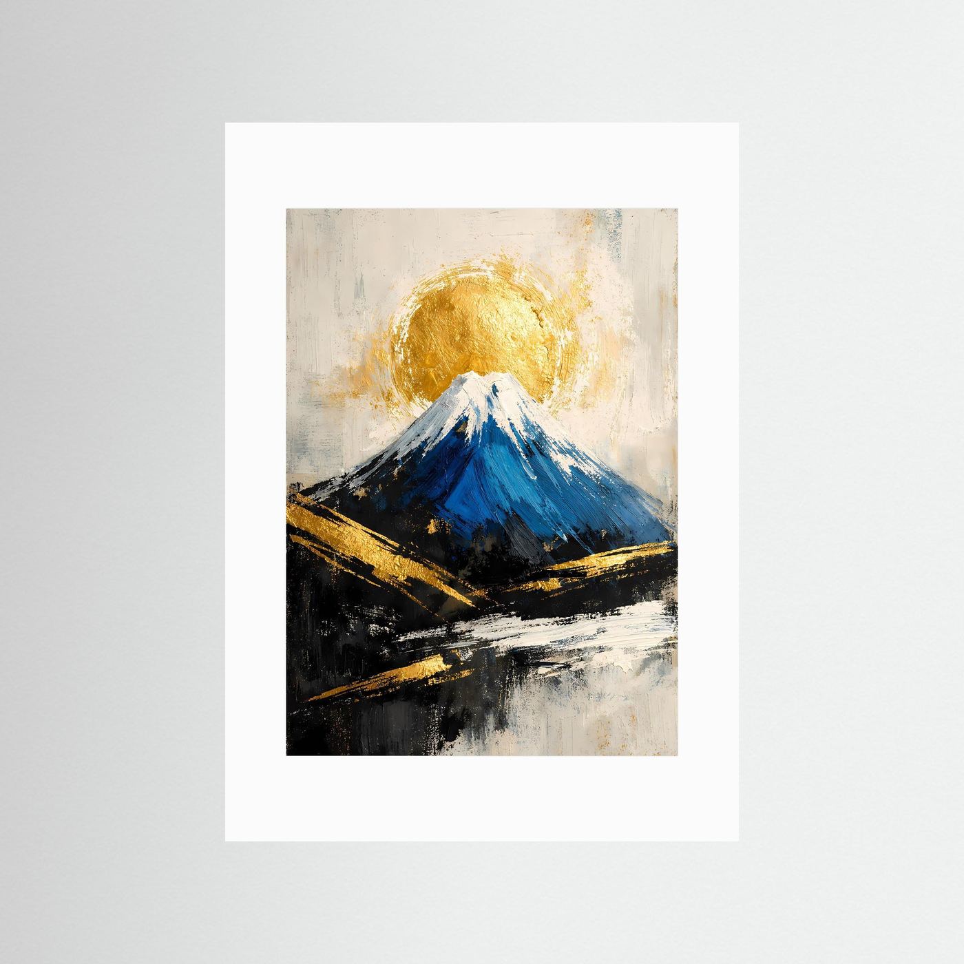 Abstraktes Bergposter mit weißem Passepartout, goldener Kreis über blauem Berg, Pinselstriche.