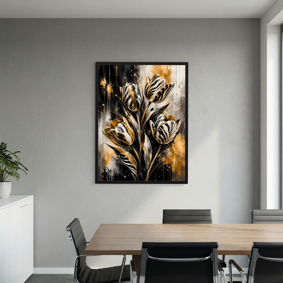 Poster an der Wand: abstrakte Tulpen in Schwarz-Weiß-Gold, eingefasst in schwarzem Rahmen