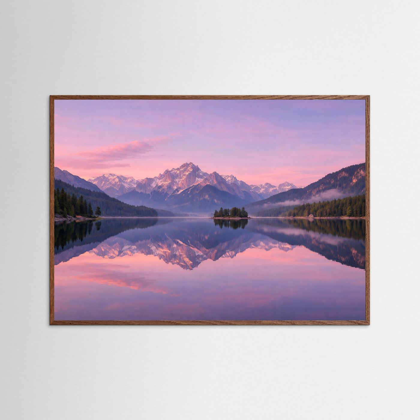 Naturposter im Querformat mit Alpenpanorama und Spiegelung im See, dunkler Eichenrahmen