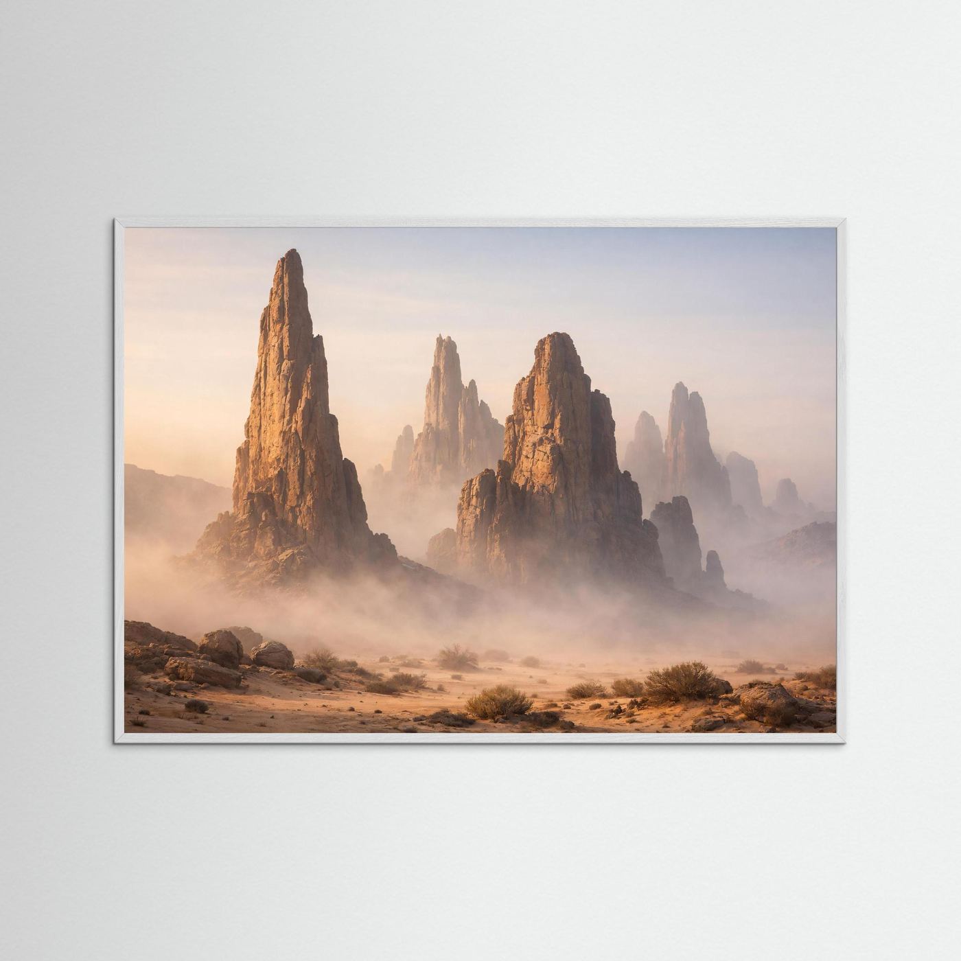 Wandposter mit Felsformationen im Wüstennebel, grauer Holzrahmen