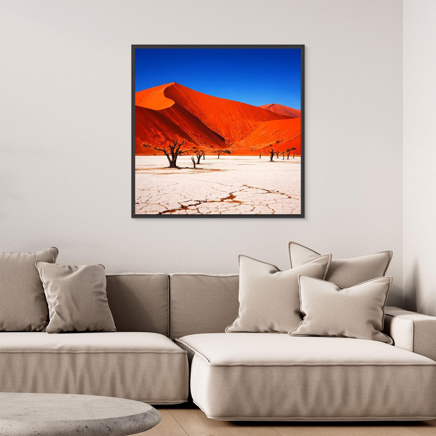 Leinwandbild mit roten Dünen, blauem Himmel, rissigem Boden und einzelnen Bäumen