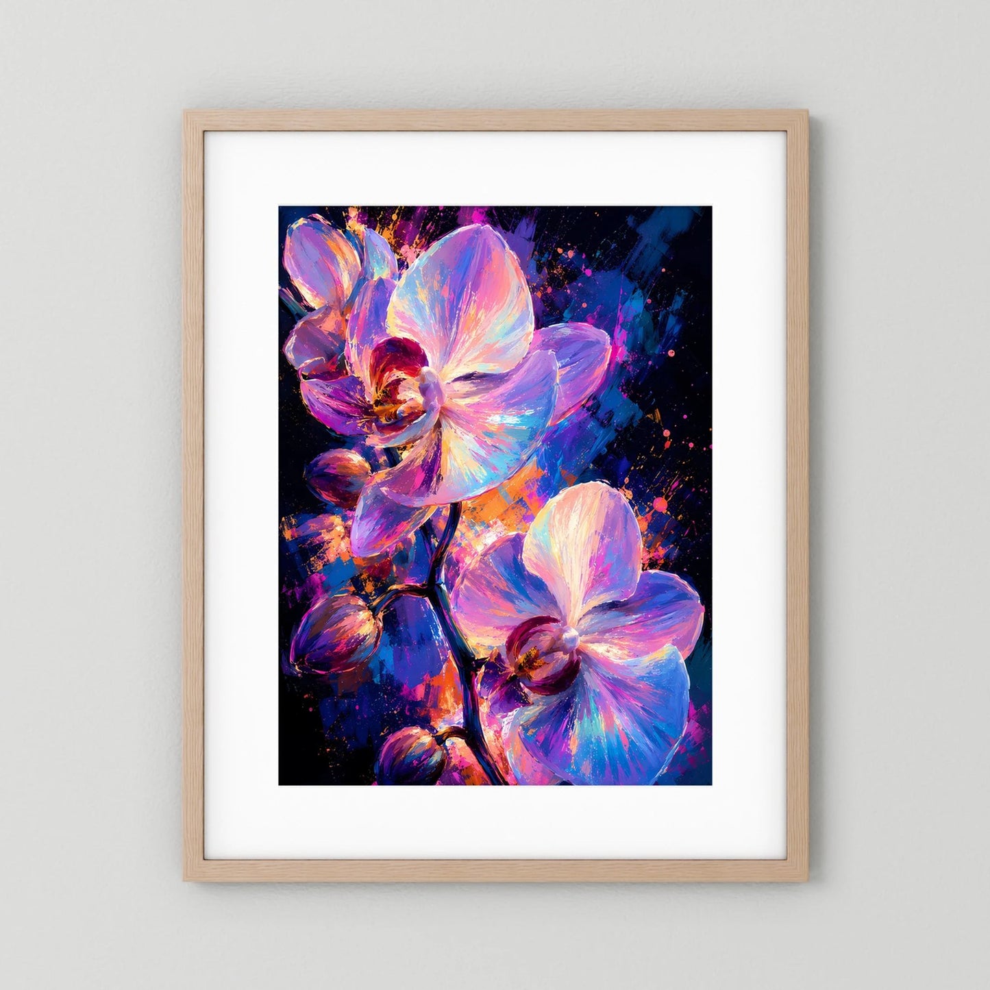 Gerahmtes Poster mit hellem Holzrahmen und leuchtenden Orchideen in Pink, Violett und Blau