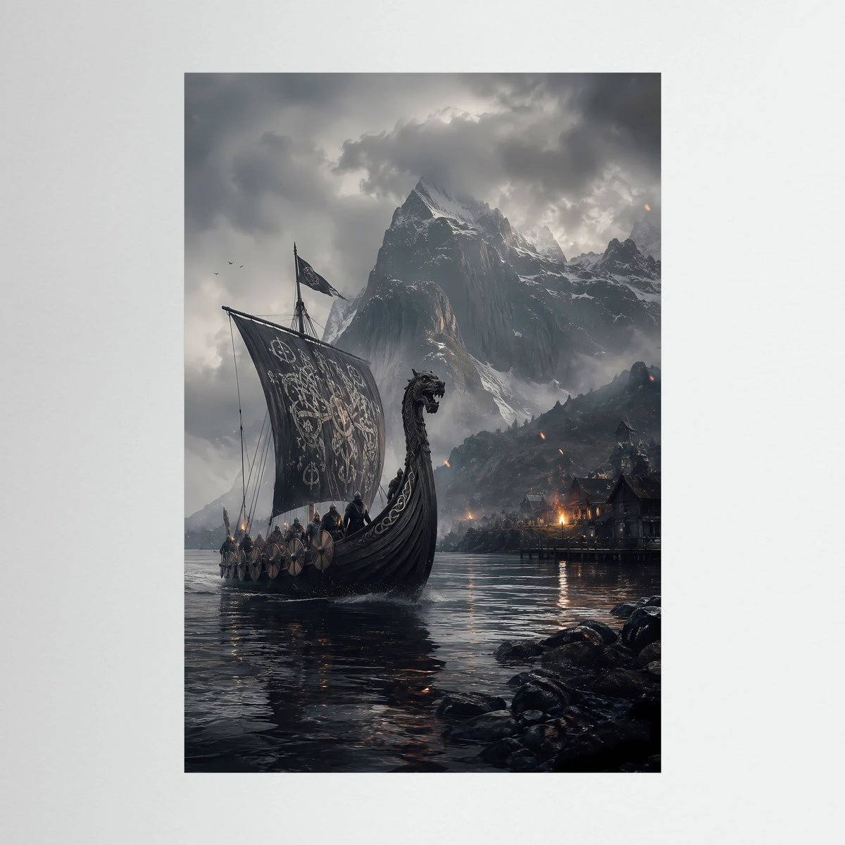 Hochformatposter mit Wikinger-Langschiff auf dunklem Fjord und nebligen Bergen