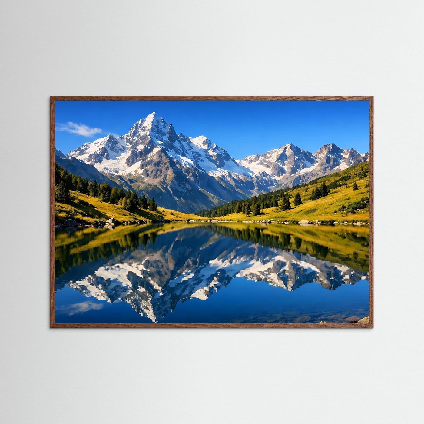 Panoramaposter mit Alpen und Spiegelsee, brauner Holzrahmen