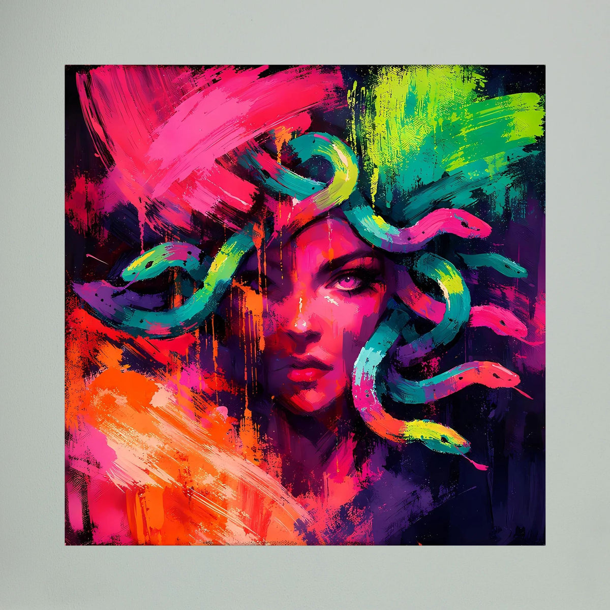 Nahansicht: Leinwandbild mit Medusenporträt in Neon-Pink, Grün, Orange und Violett