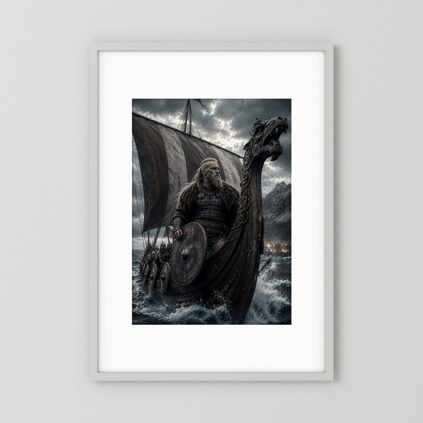 Gerahmtes Poster im Hochformat mit Wikinger-Krieger auf Drachenschiff im Sturm