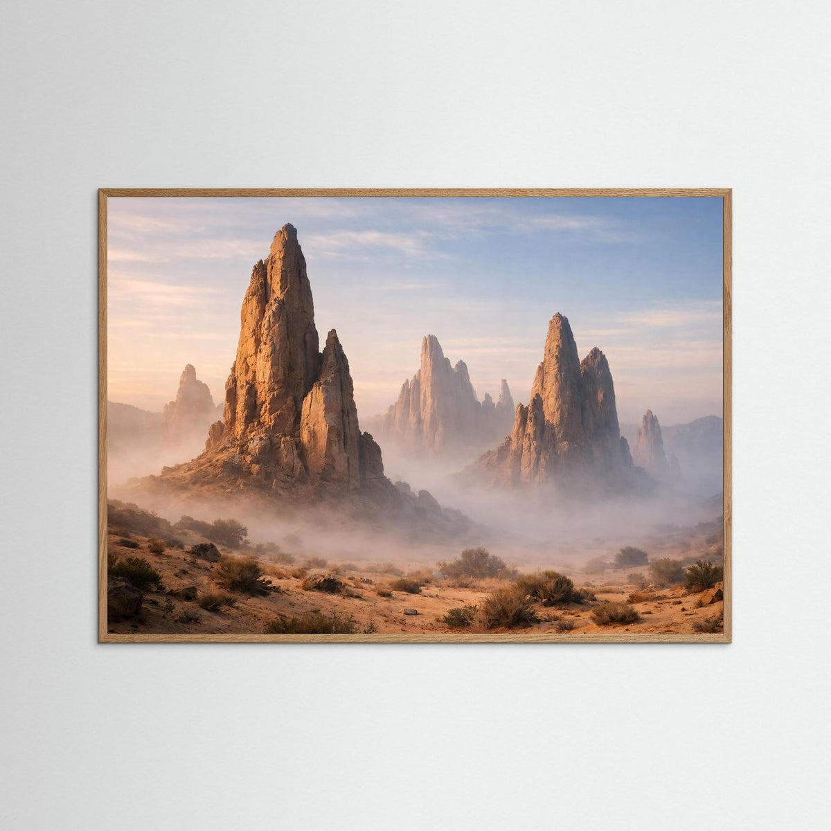 Berglandschafts-Poster mit Felsformationen im Nebel, naturfarbene Holzumrandung, Querformat