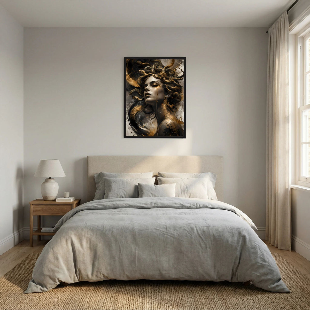Poster im Hochformat mit Medusa-Porträt, goldene Schlangen, schwarzer Rahmen.