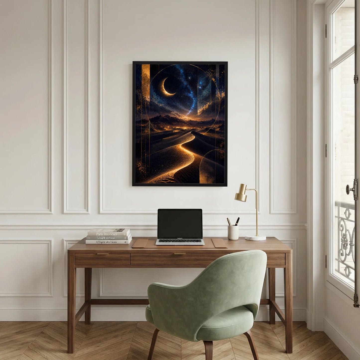 Gerahmtes Poster im Hochformat mit Mondsichel, Dünenlandschaft und Sternenbogen