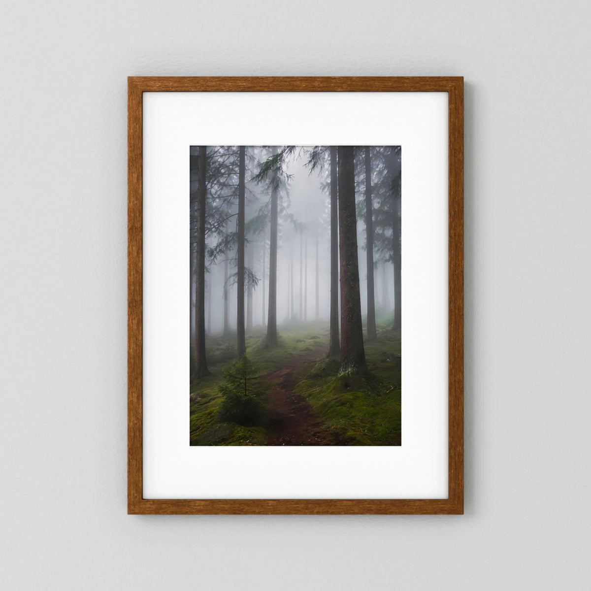 Gerahmtes Hochformat-Poster Nebelwald mit Pfad, dunkelbrauner Holzrahmen