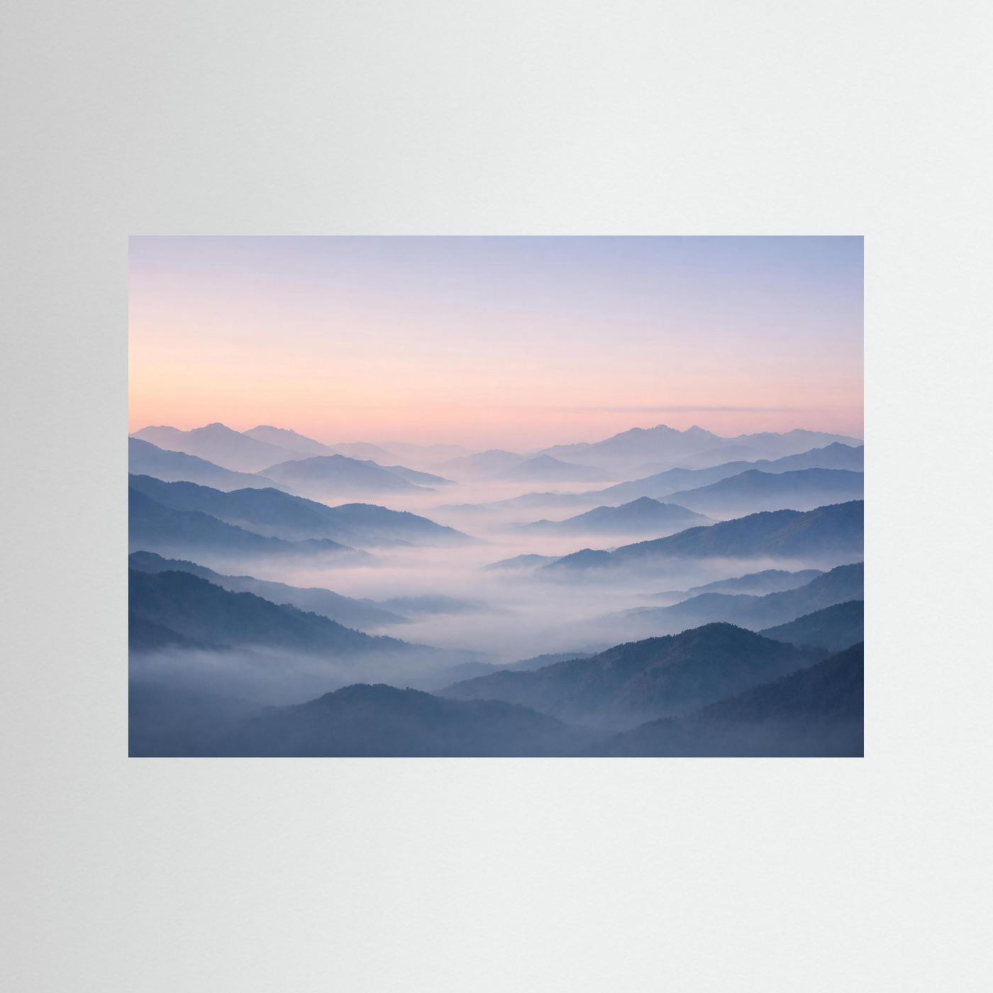 Naturposter im Querformat mit Bergpanorama und Morgennebel in Blautönen