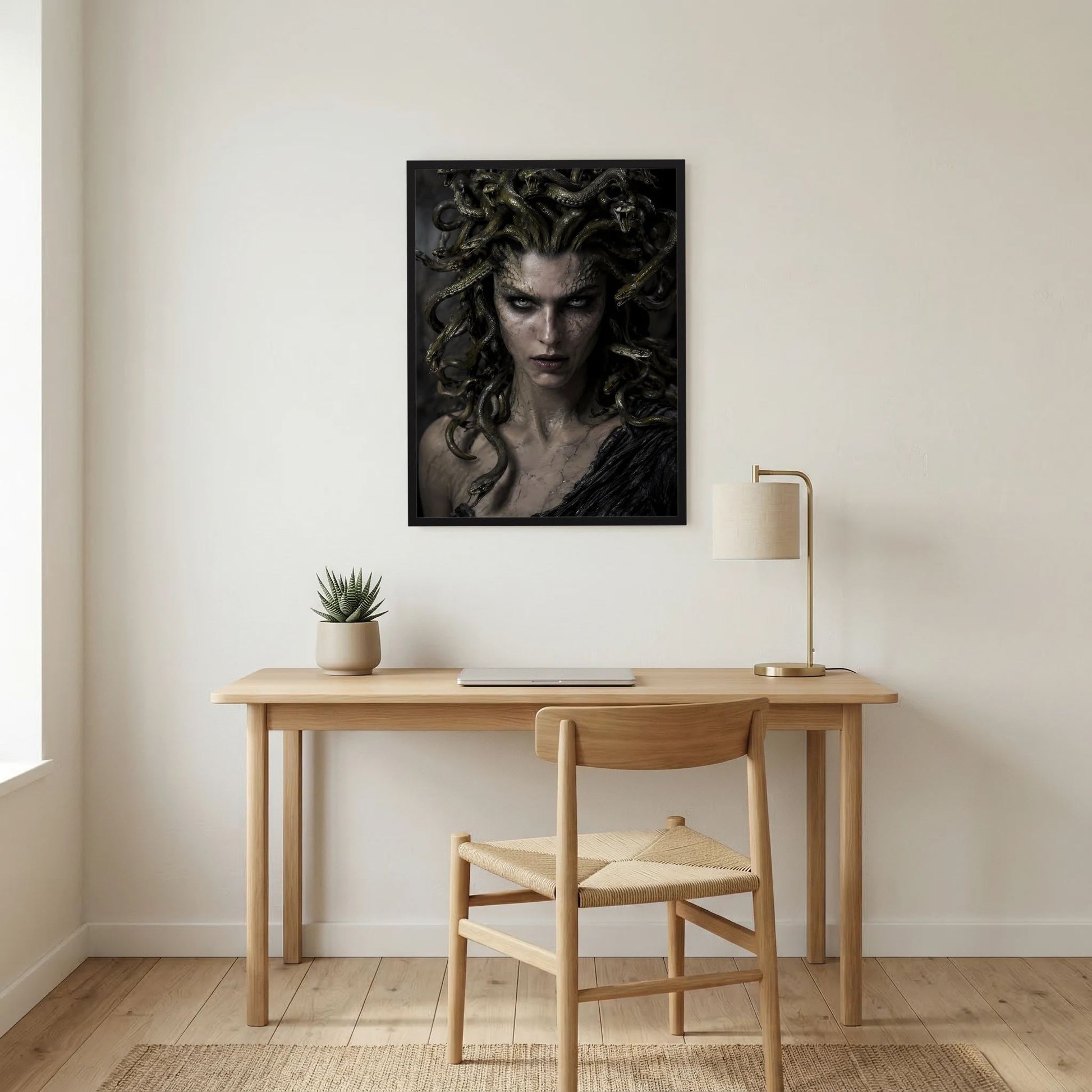 Gerahmtes Medusa-Porträtposter mit Schlangenhaaren, düsterer Gesichtsdarstellung